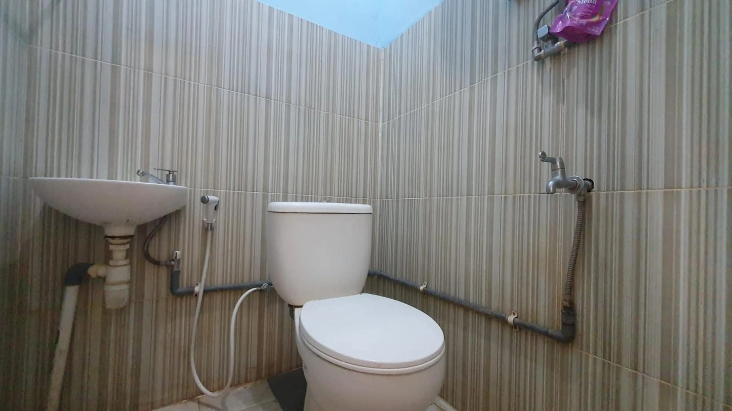 Toilet in RedDoorz Syariah At Demasto Homestay Jember