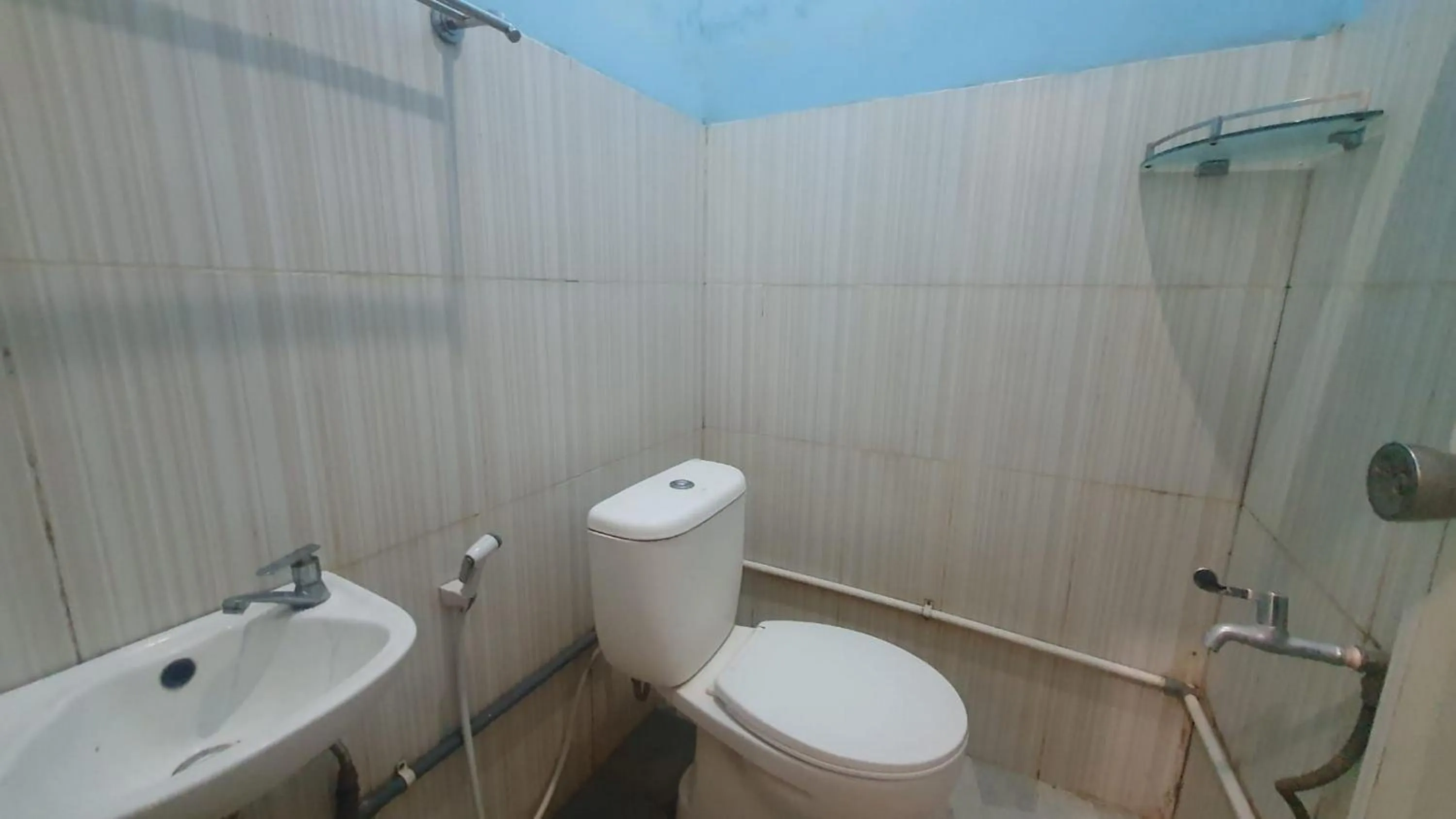 Toilet in RedDoorz Syariah At Demasto Homestay Jember