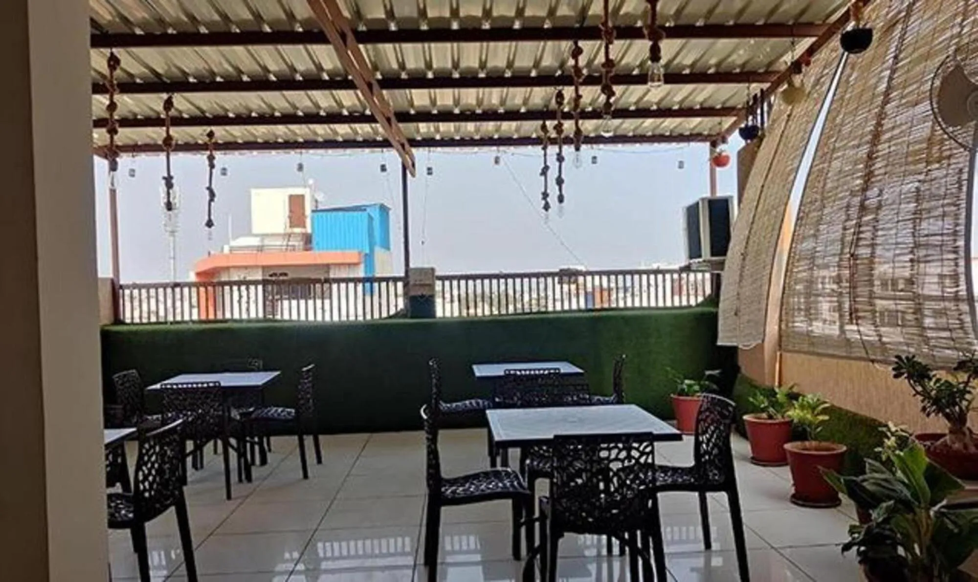 Restaurant/places to eat in Hotel Golden Rays