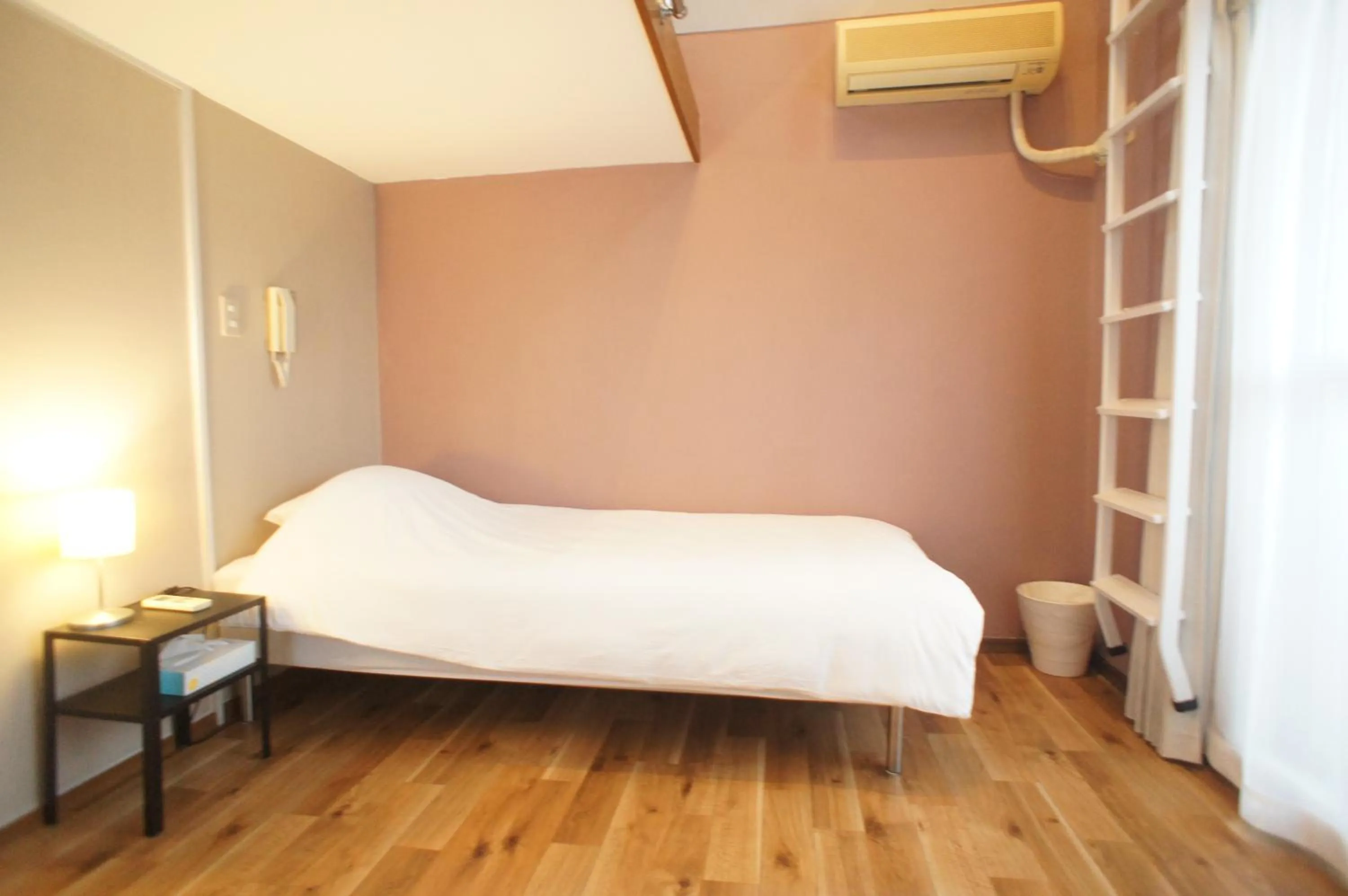 Bed in Plusone Nishikoen