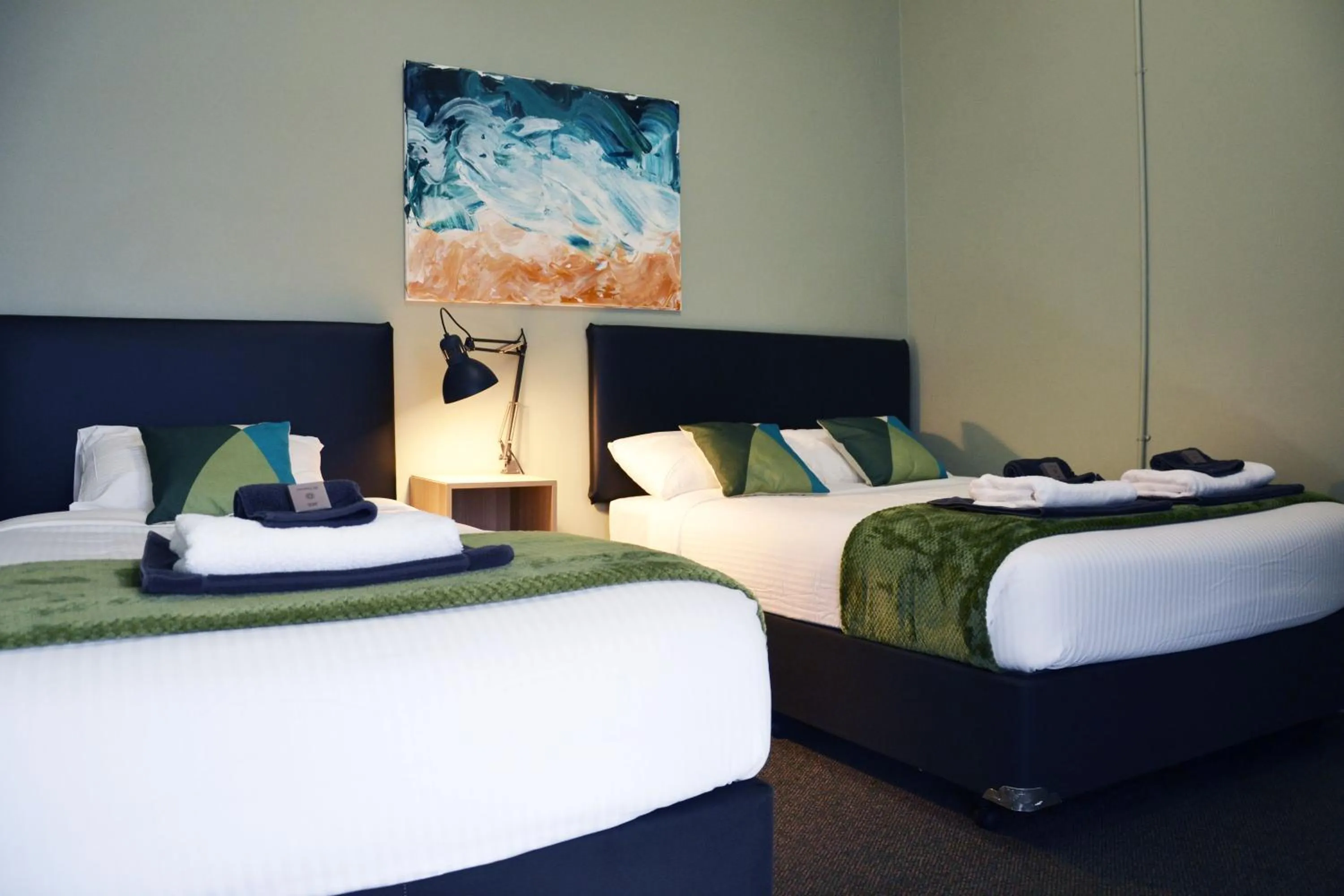 Photo of the whole room, Bed in Black Diamond Lodge