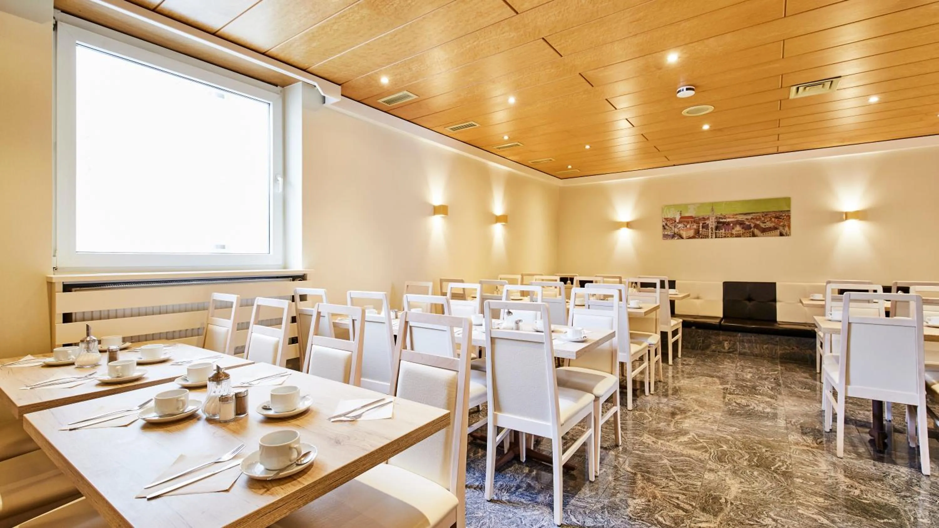 Restaurant/places to eat in Hotel Imperial