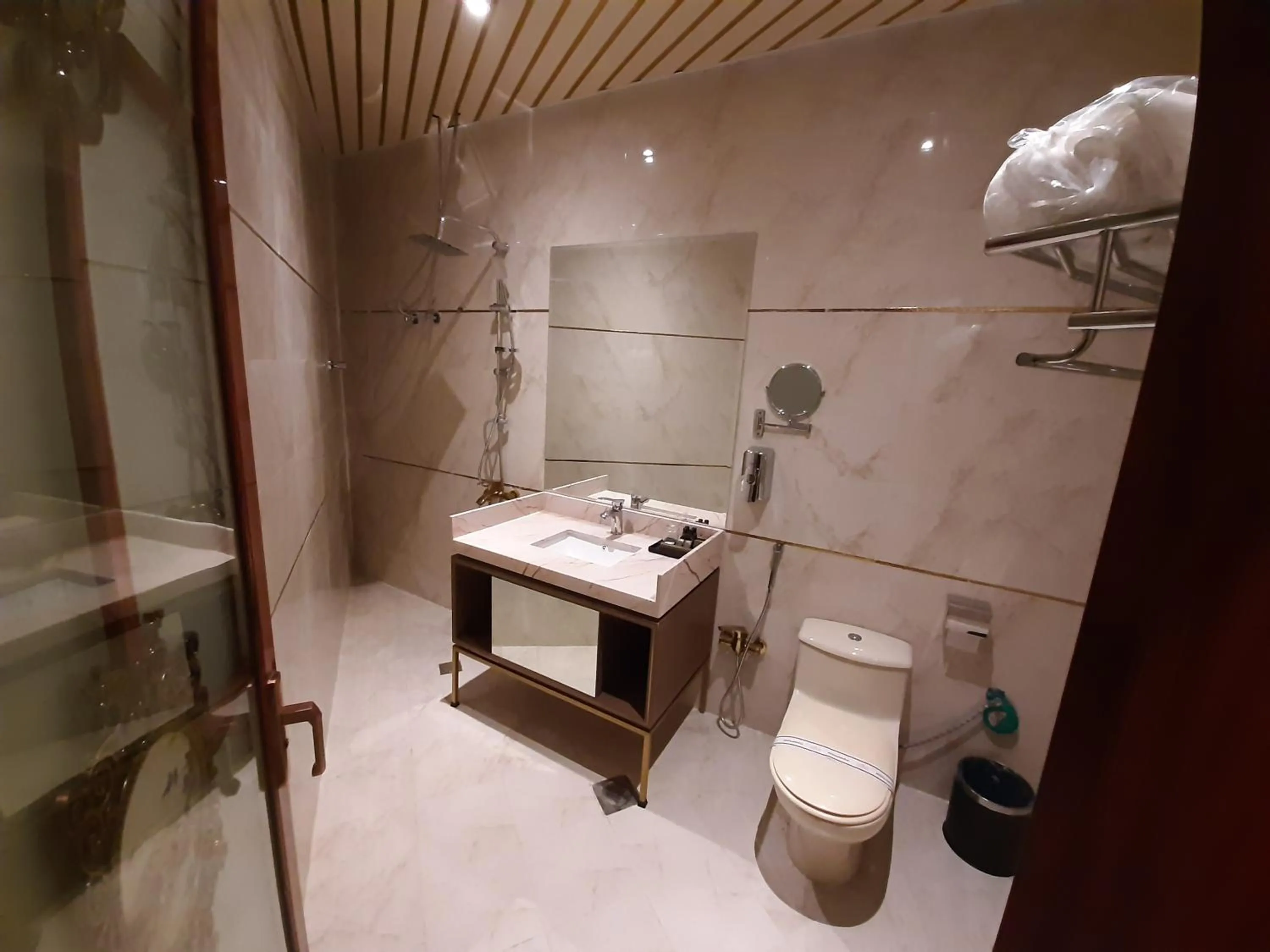 Bathroom in Qasr Alshamal Hotel