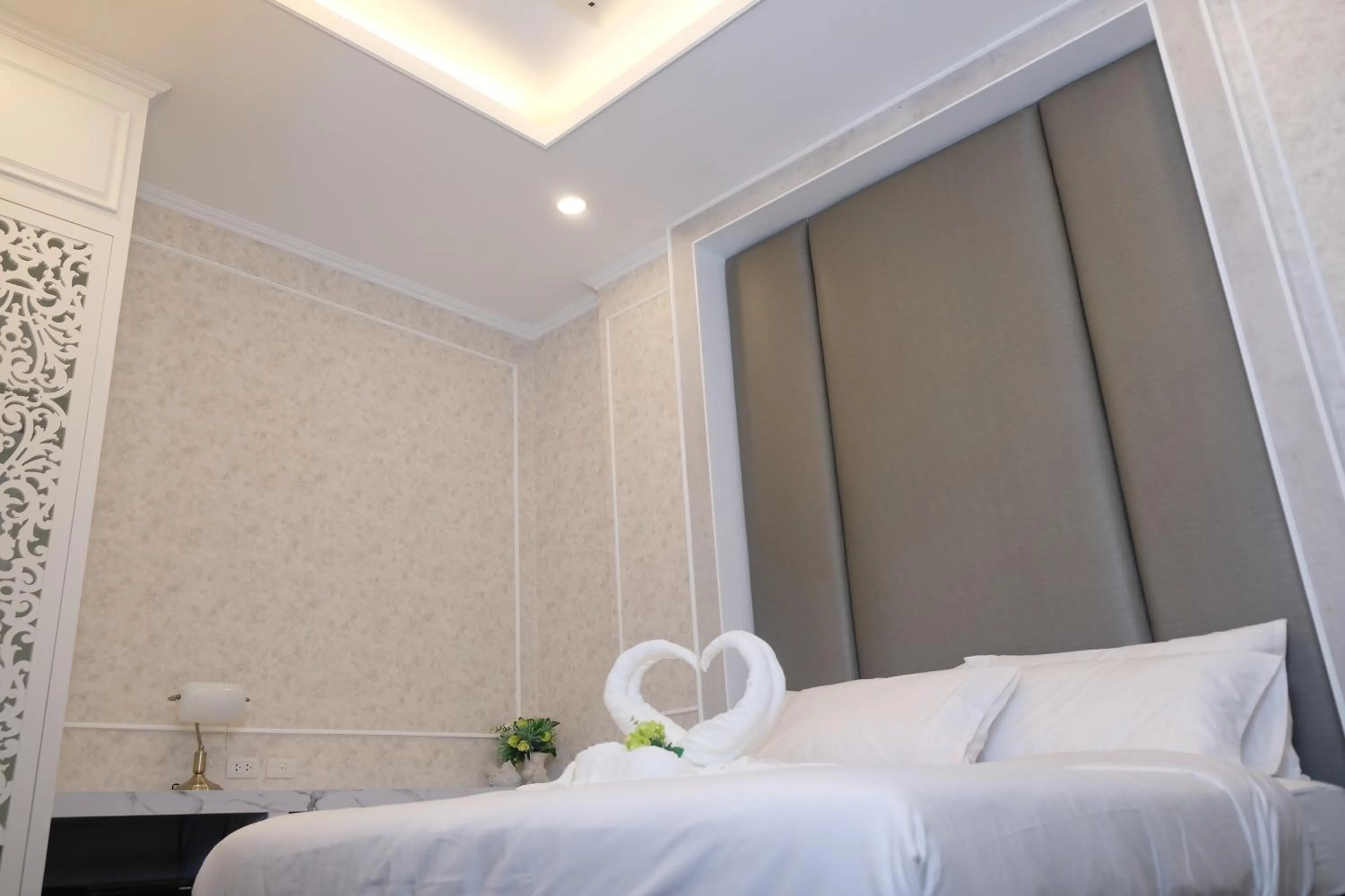 Bed in VARIMANTRA HOTEL