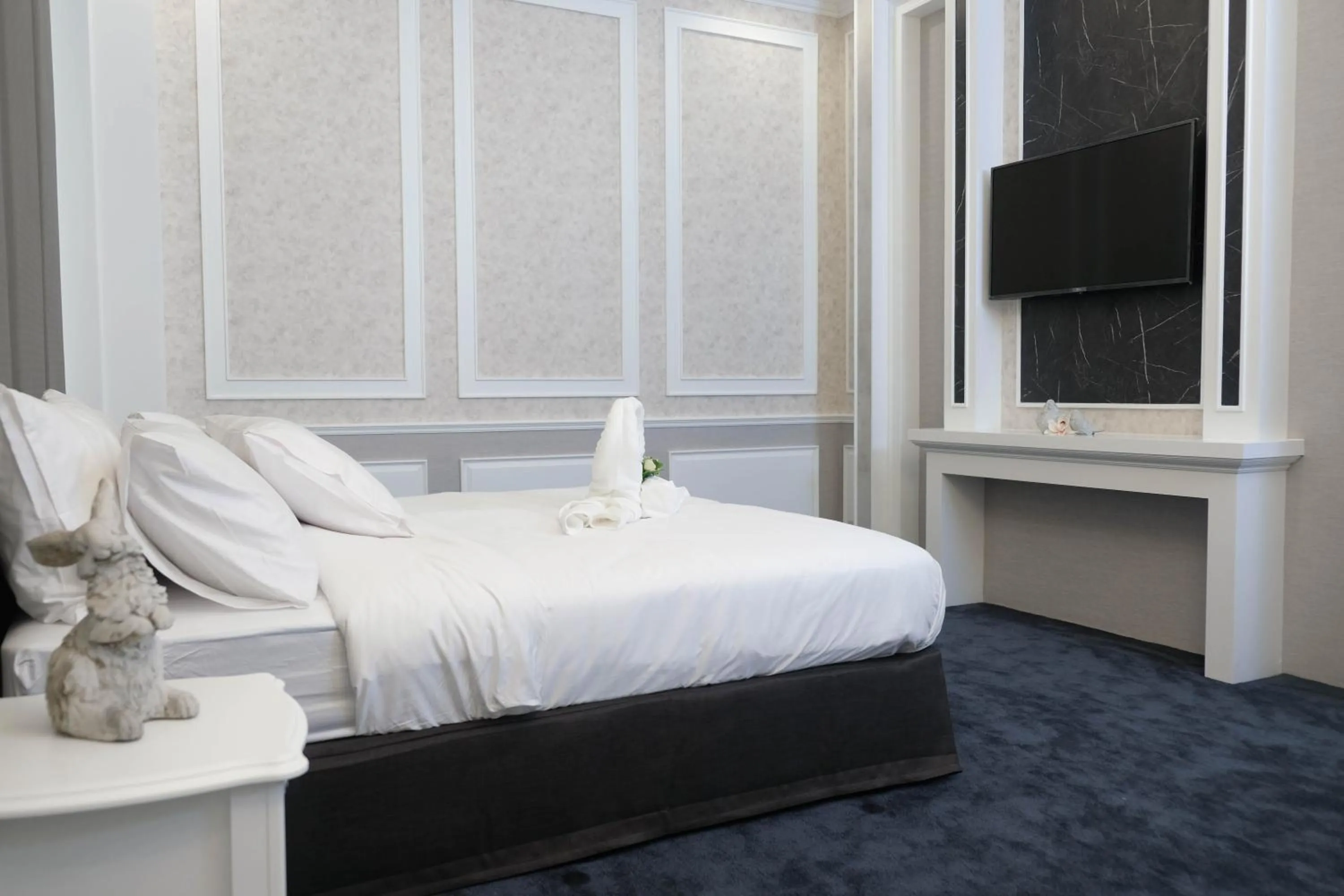 Bed in VARIMANTRA HOTEL