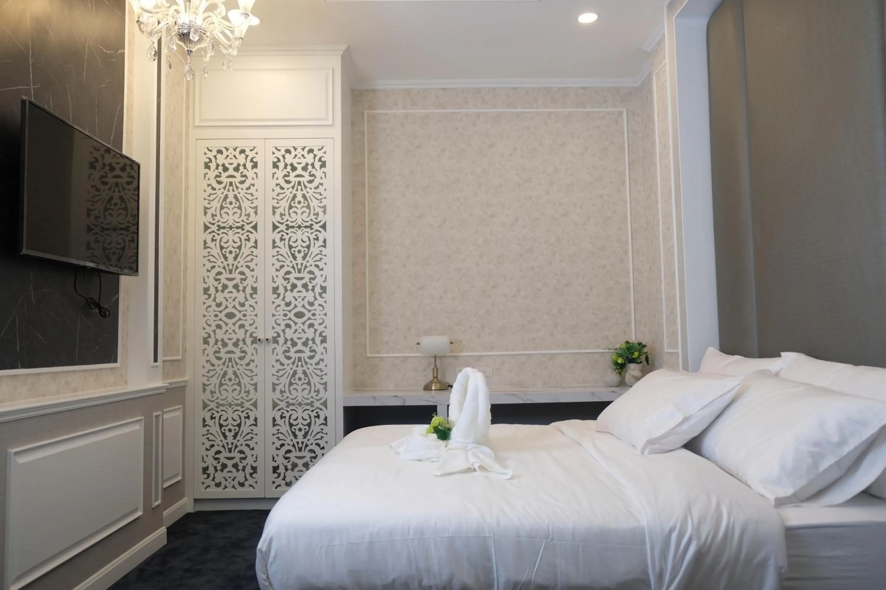 Bed in VARIMANTRA HOTEL