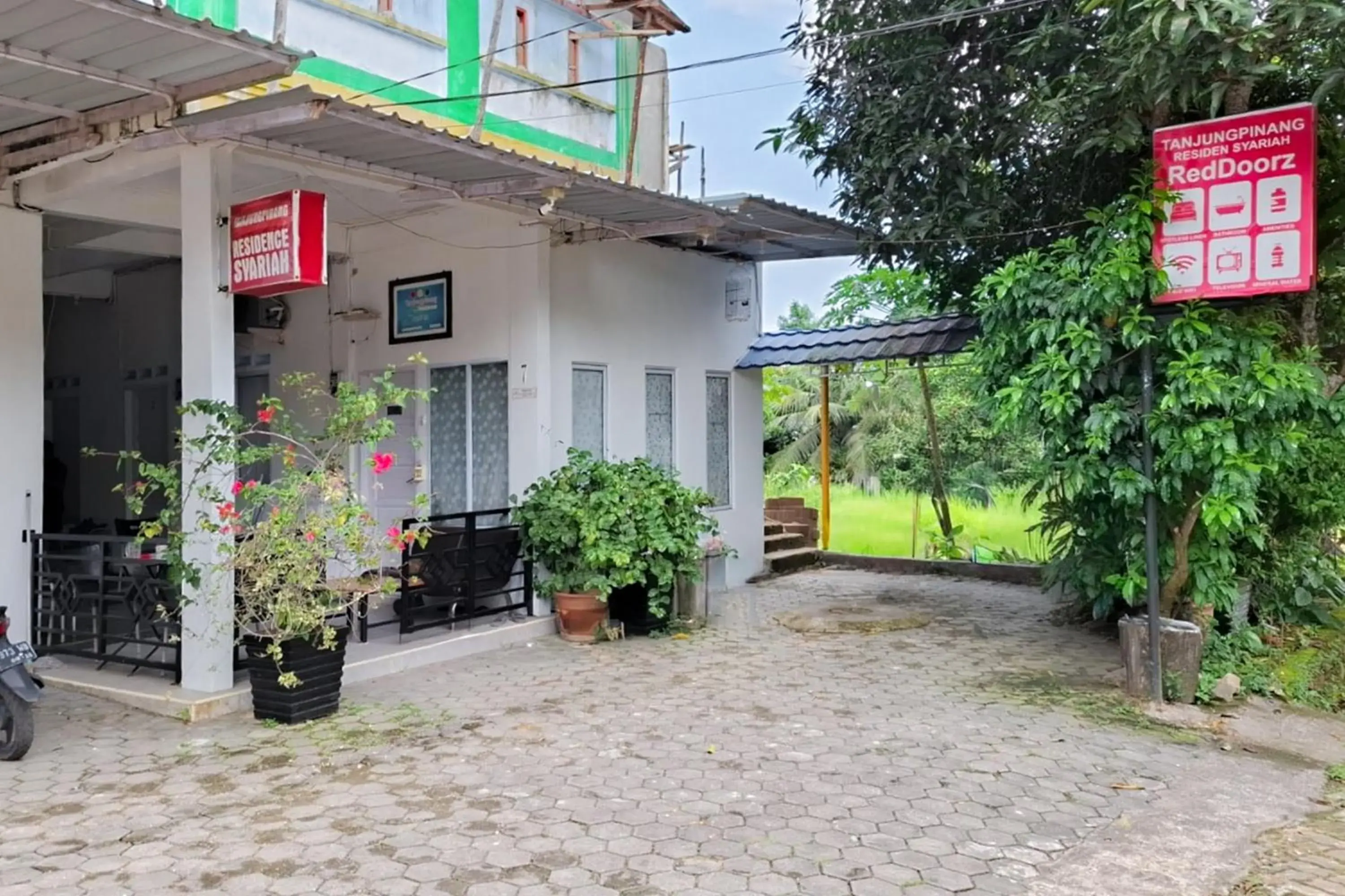 Facade/entrance in RedDoorz Syariah near Tanjung Pinang City Center Facade/entrance in RedDoorz Syariah near Tanjung Pinang City Center