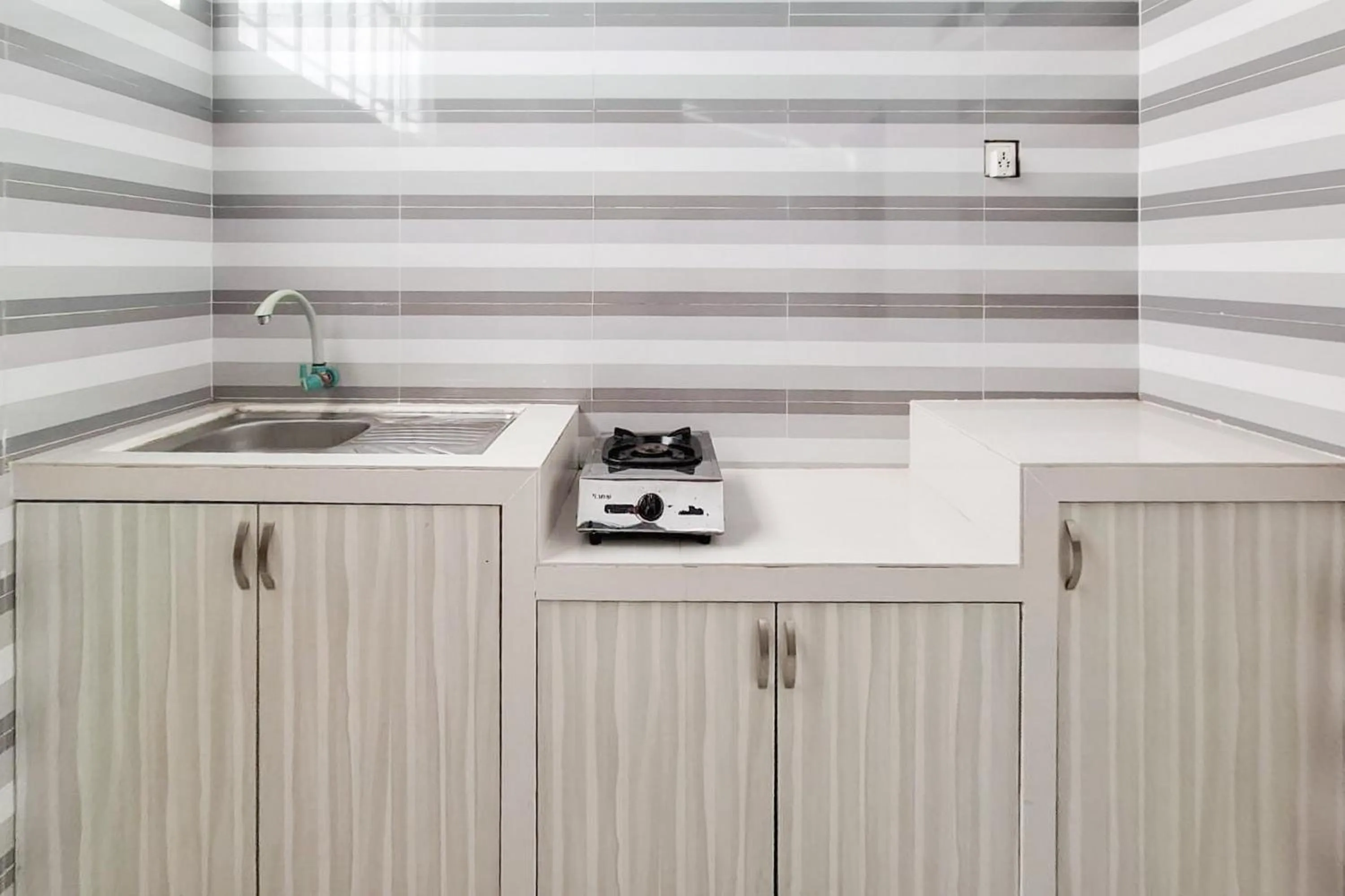 Kitchen or kitchenette in RedDoorz Syariah near Tanjung Pinang City Center