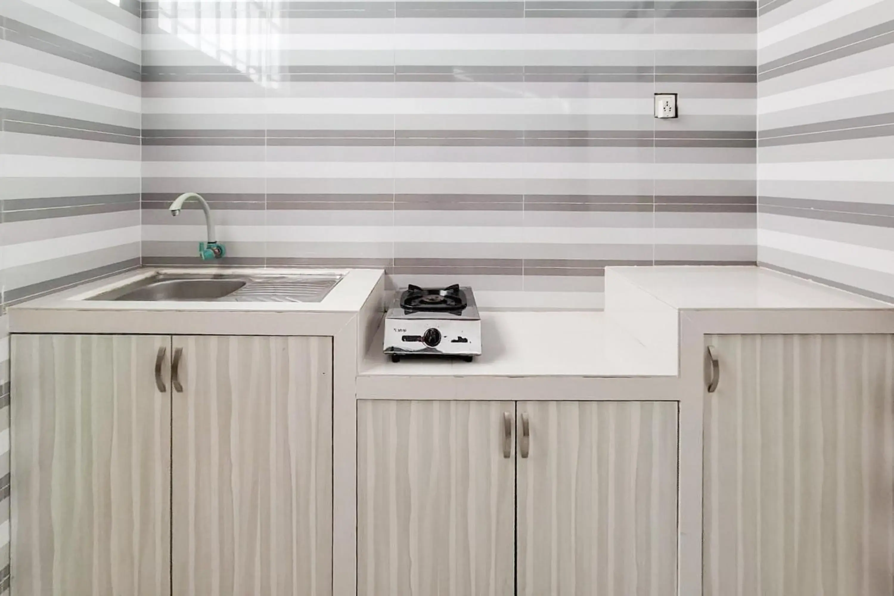 Kitchen or kitchenette in RedDoorz Syariah near Tanjung Pinang City Center Kitchen or kitchenette in RedDoorz Syariah near Tanjung Pinang City Center