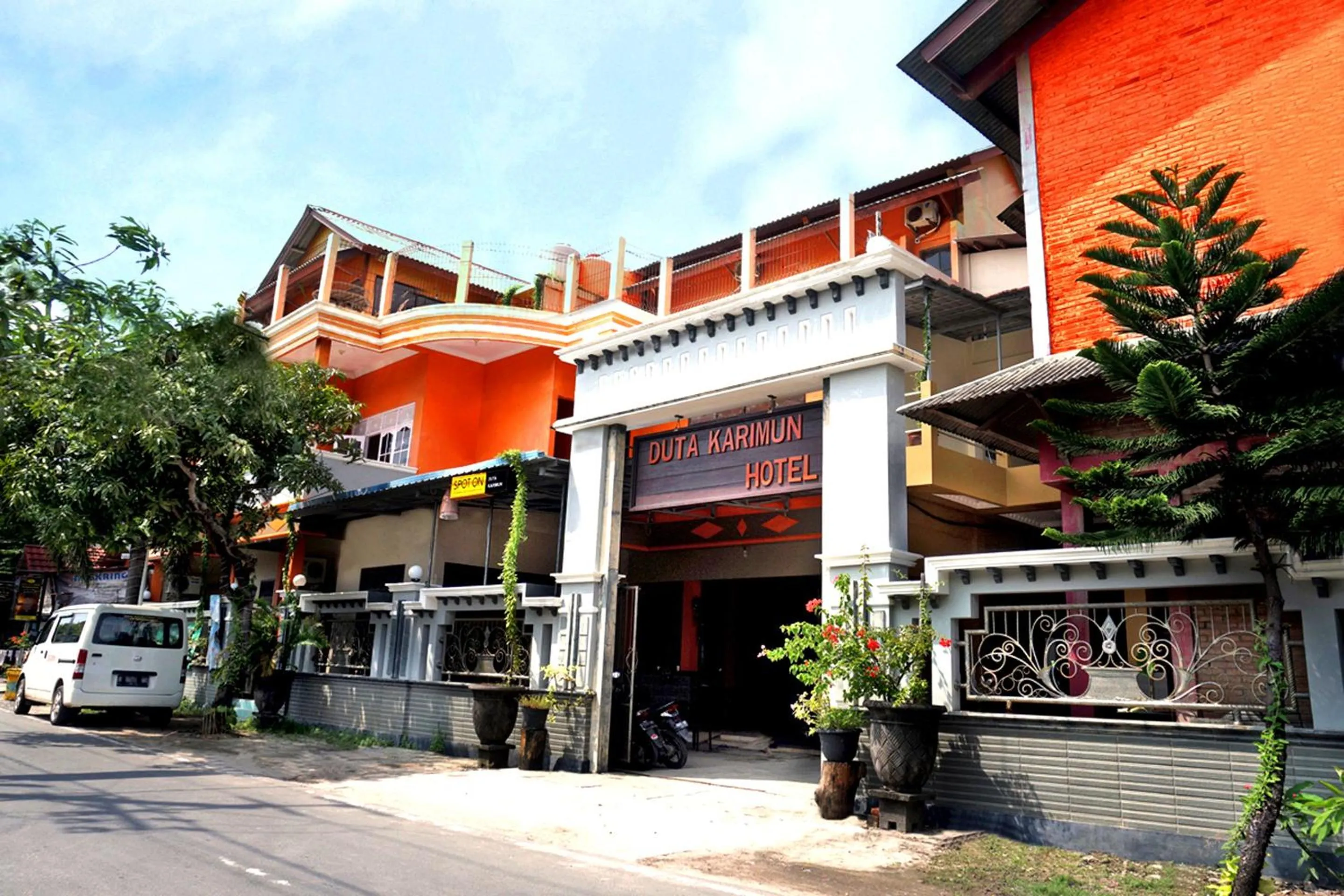 Facade/entrance in SPOT ON 2629 Duta Karimun