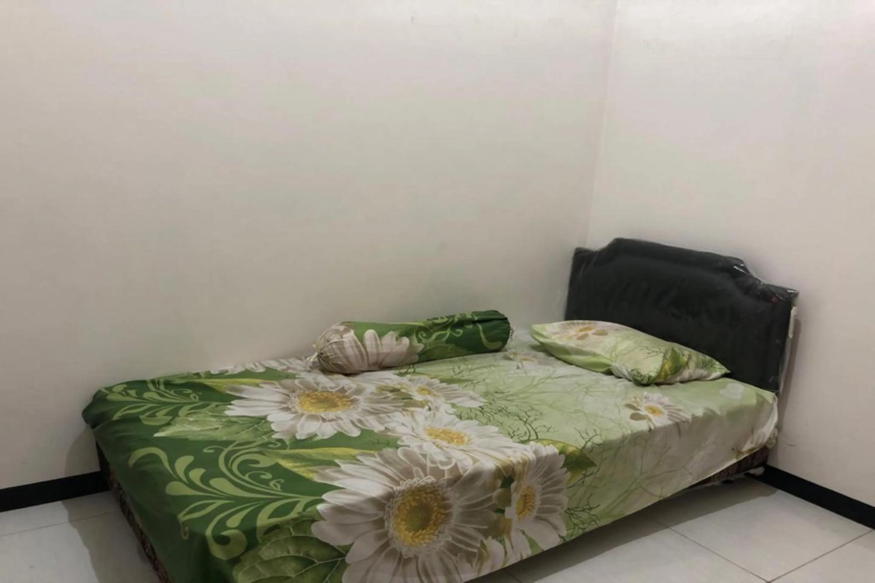 Bedroom in OYO Life 2678 Manyar Guest House