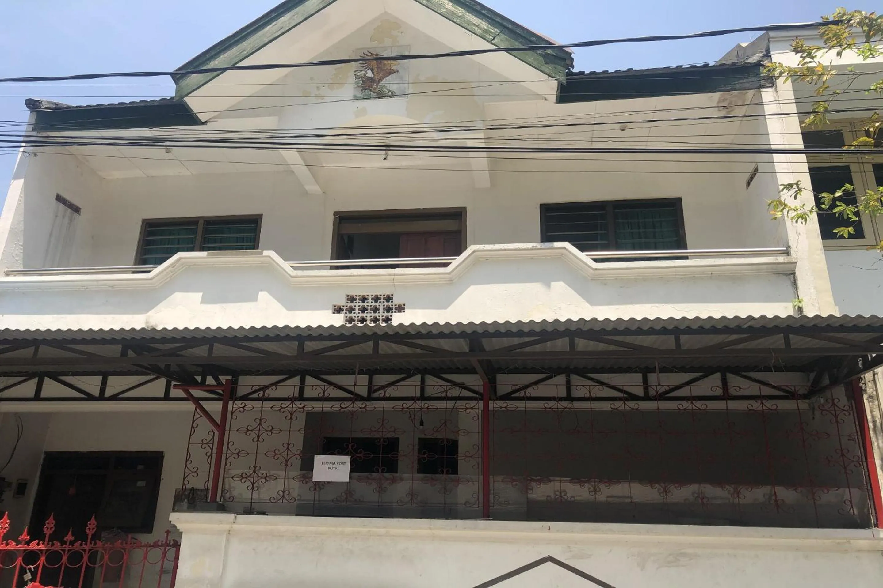 Facade/entrance in OYO Life 2678 Manyar Guest House