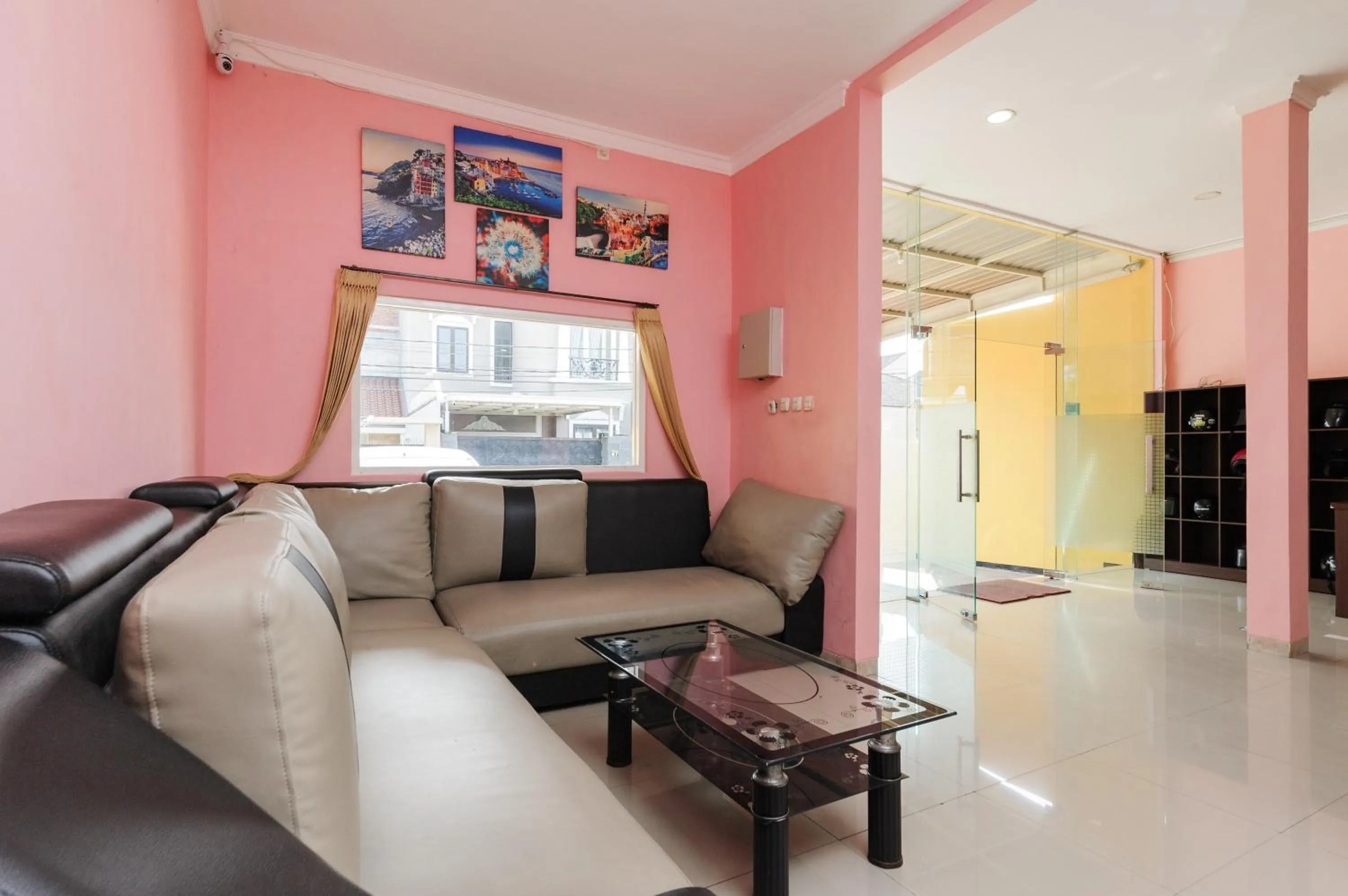 Seating area in Reddoorz near Universitas Widyagama Malang 2