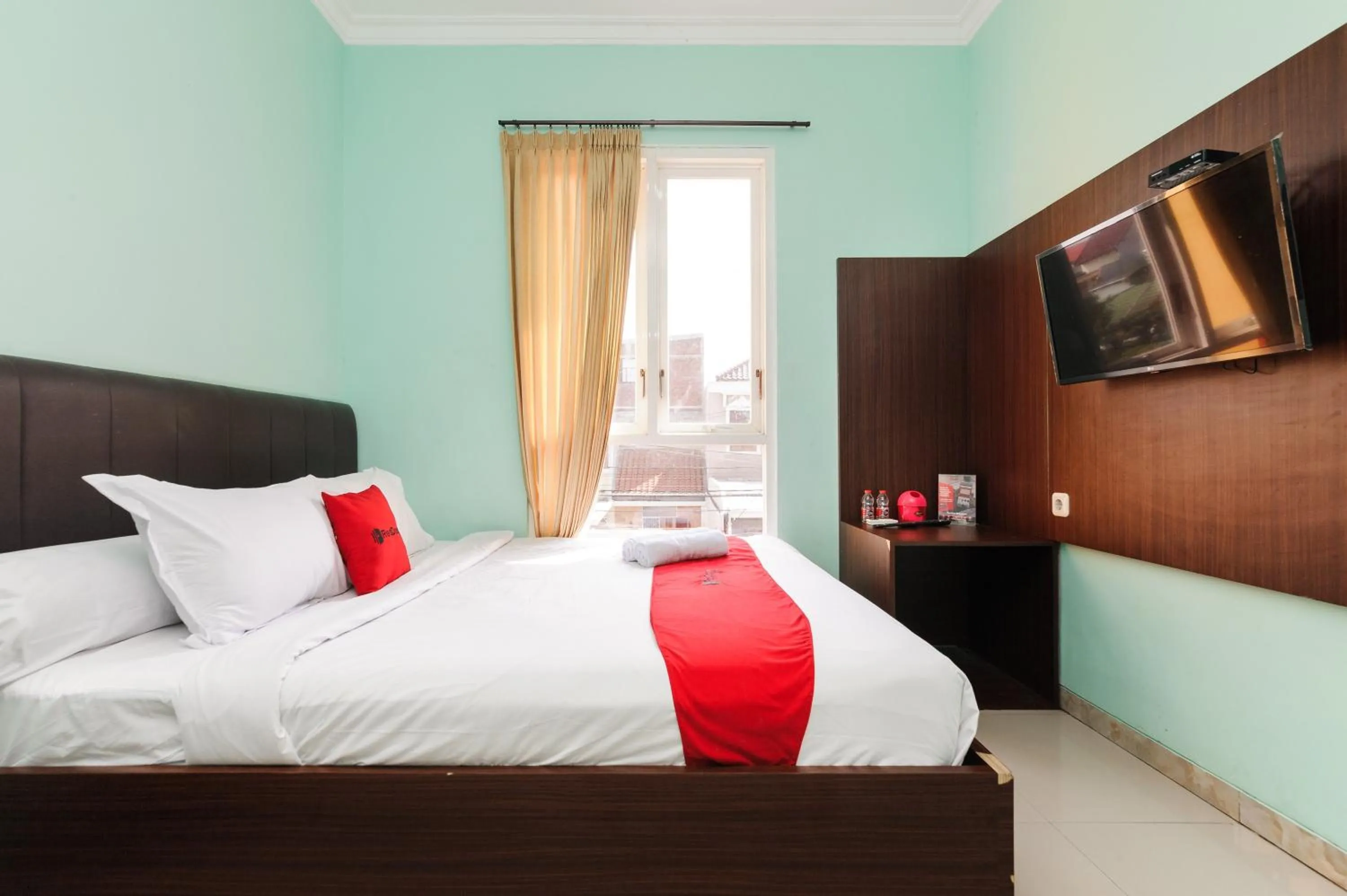Bedroom, Bed in Reddoorz near Universitas Widyagama Malang 2