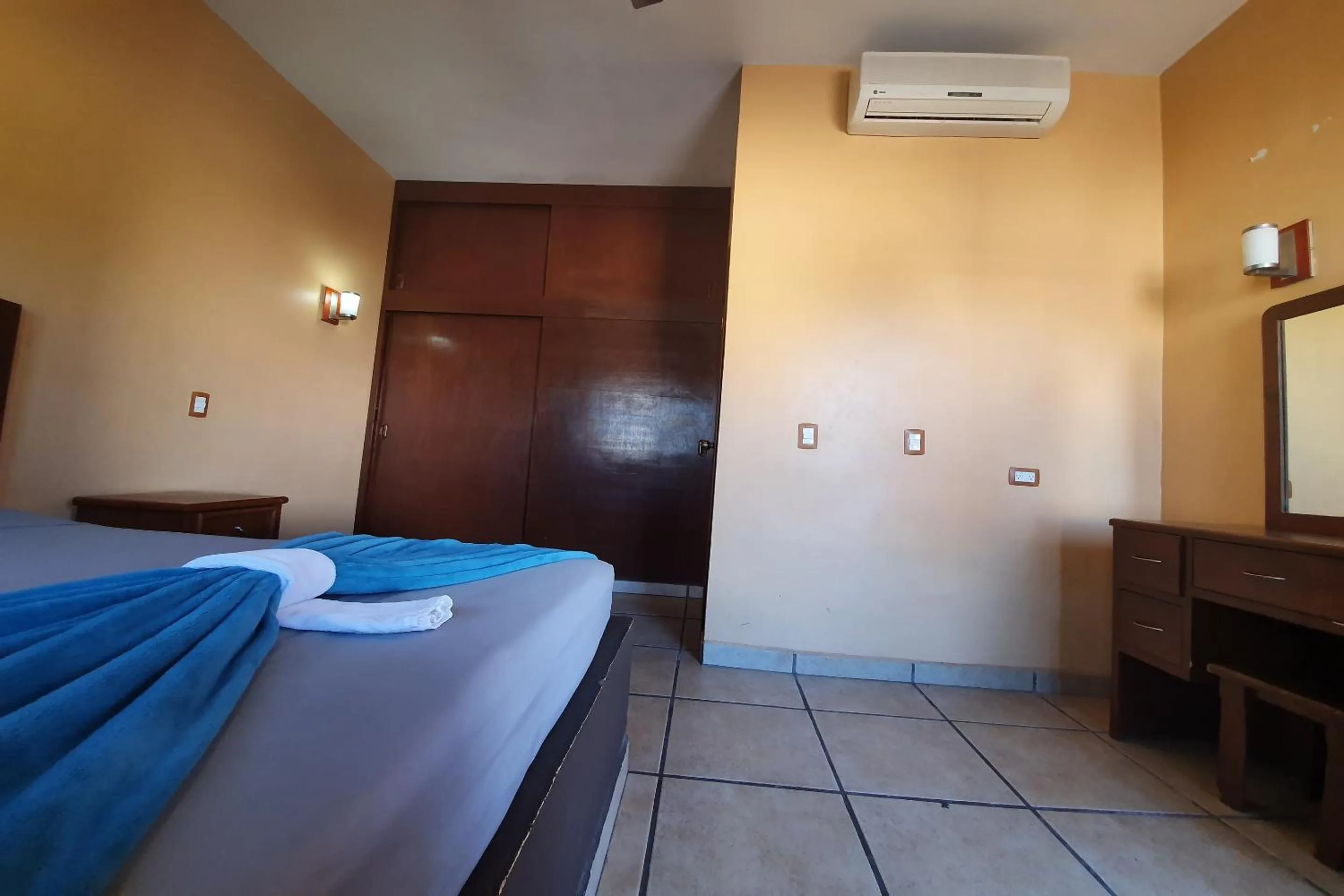 Bedroom, Bed in Hotel Colonos Los Cabos