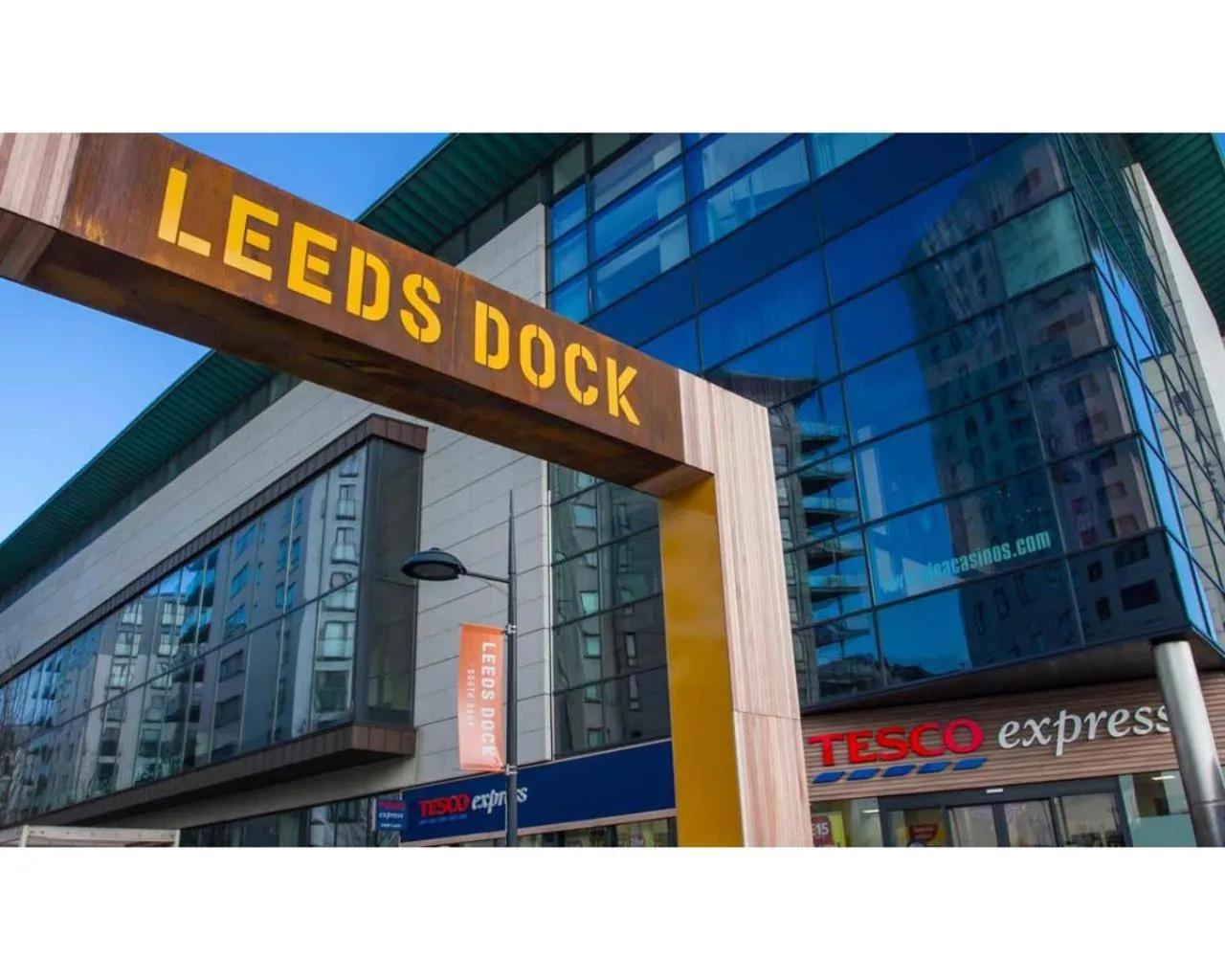 Neighbourhood in Modern Leeds City Apartment