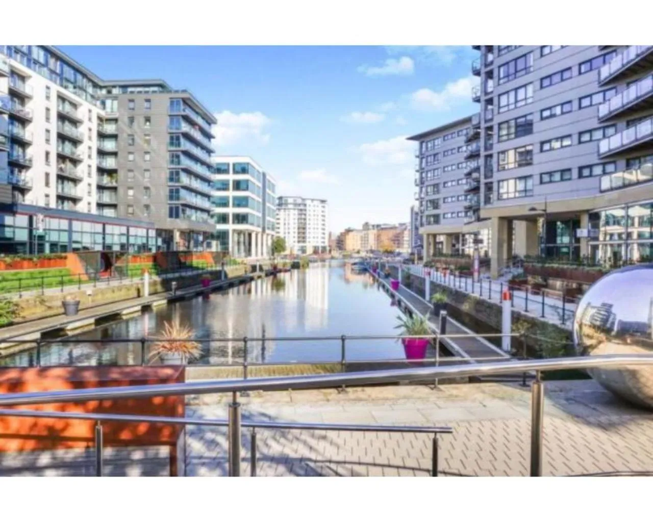 Neighbourhood in Modern Leeds City Apartment