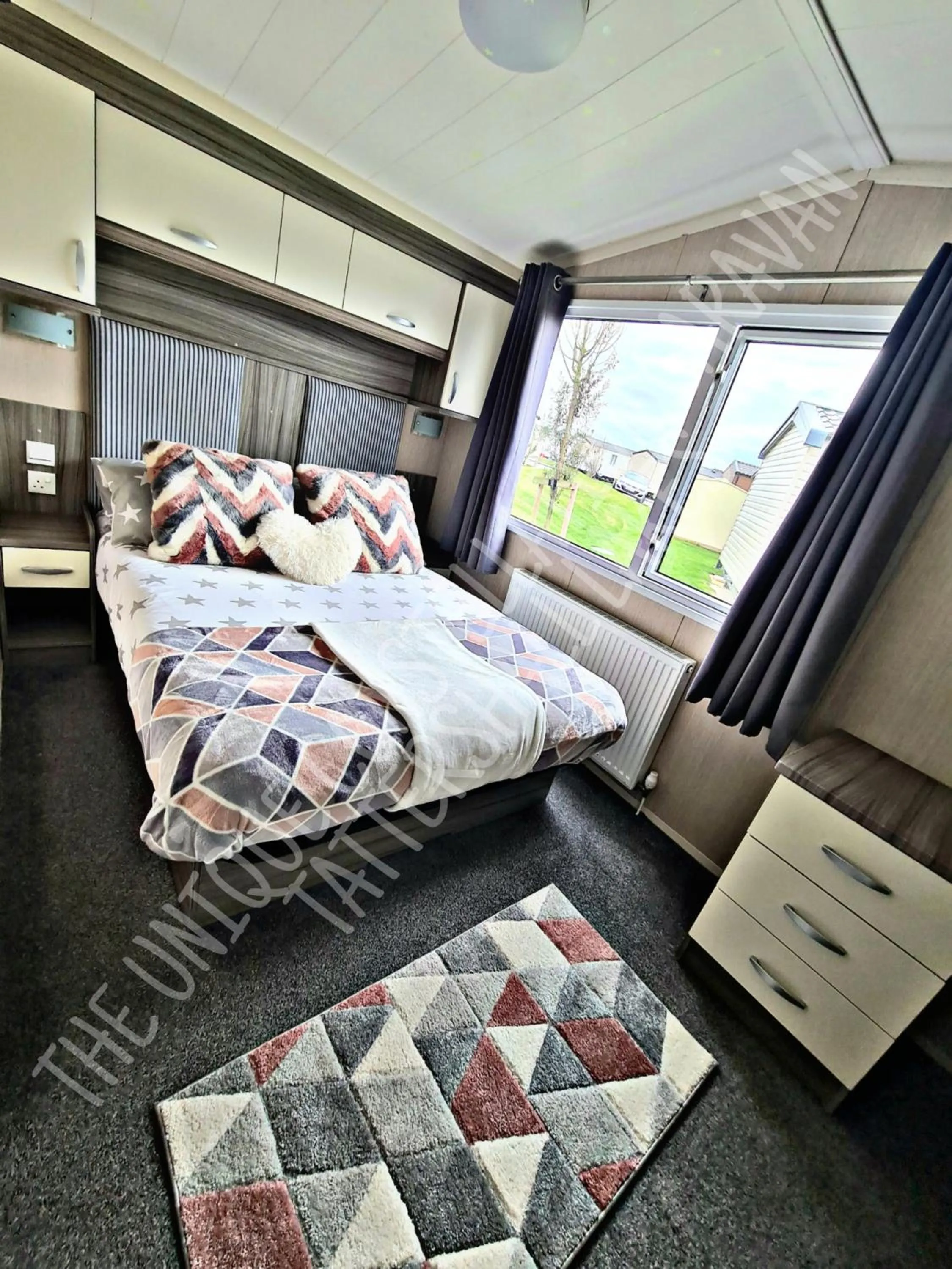 Bedroom, Bed in Tattershall Luxury Hot Tub Caravan
