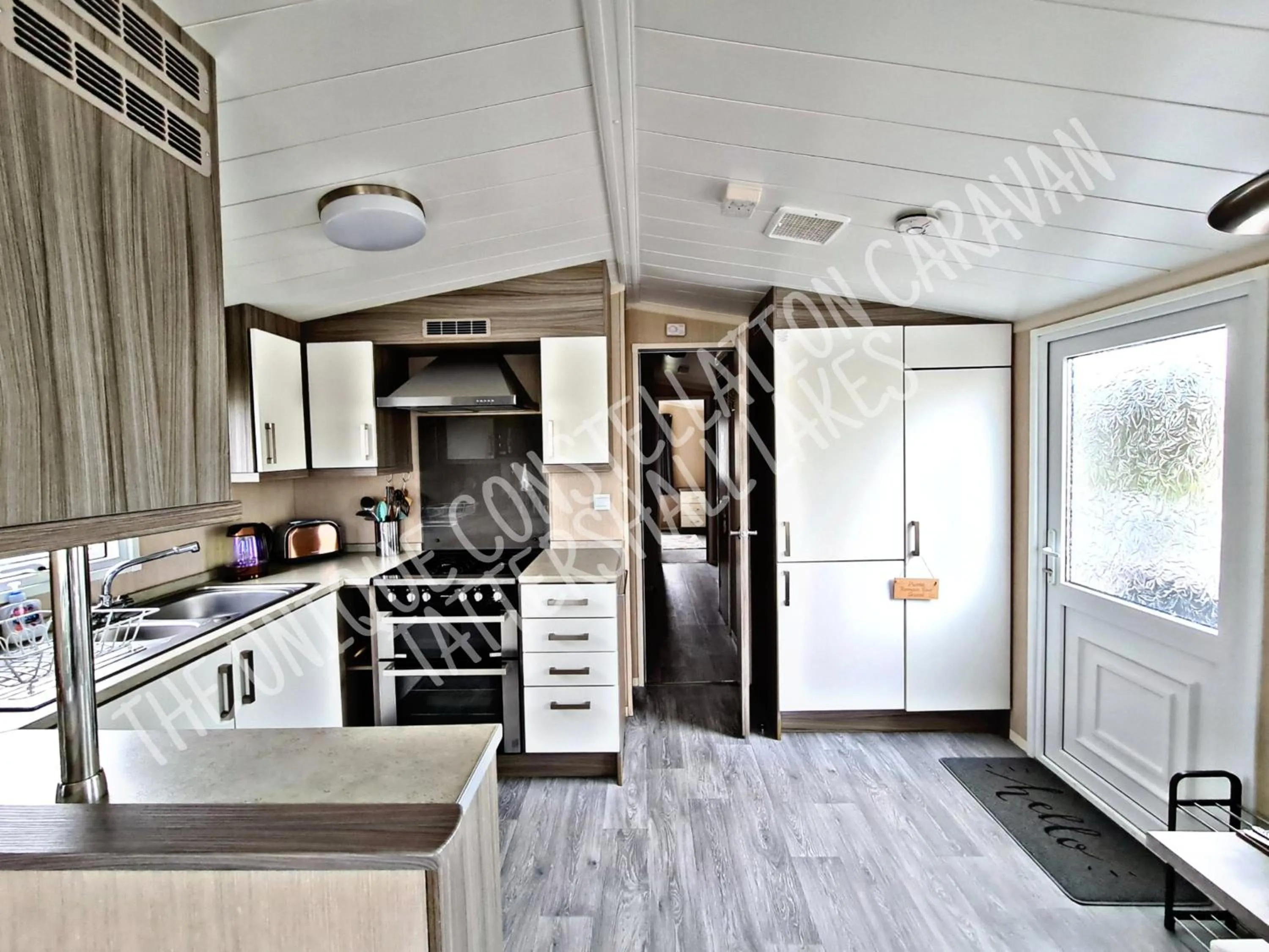Kitchen or kitchenette in Tattershall Luxury Hot Tub Caravan