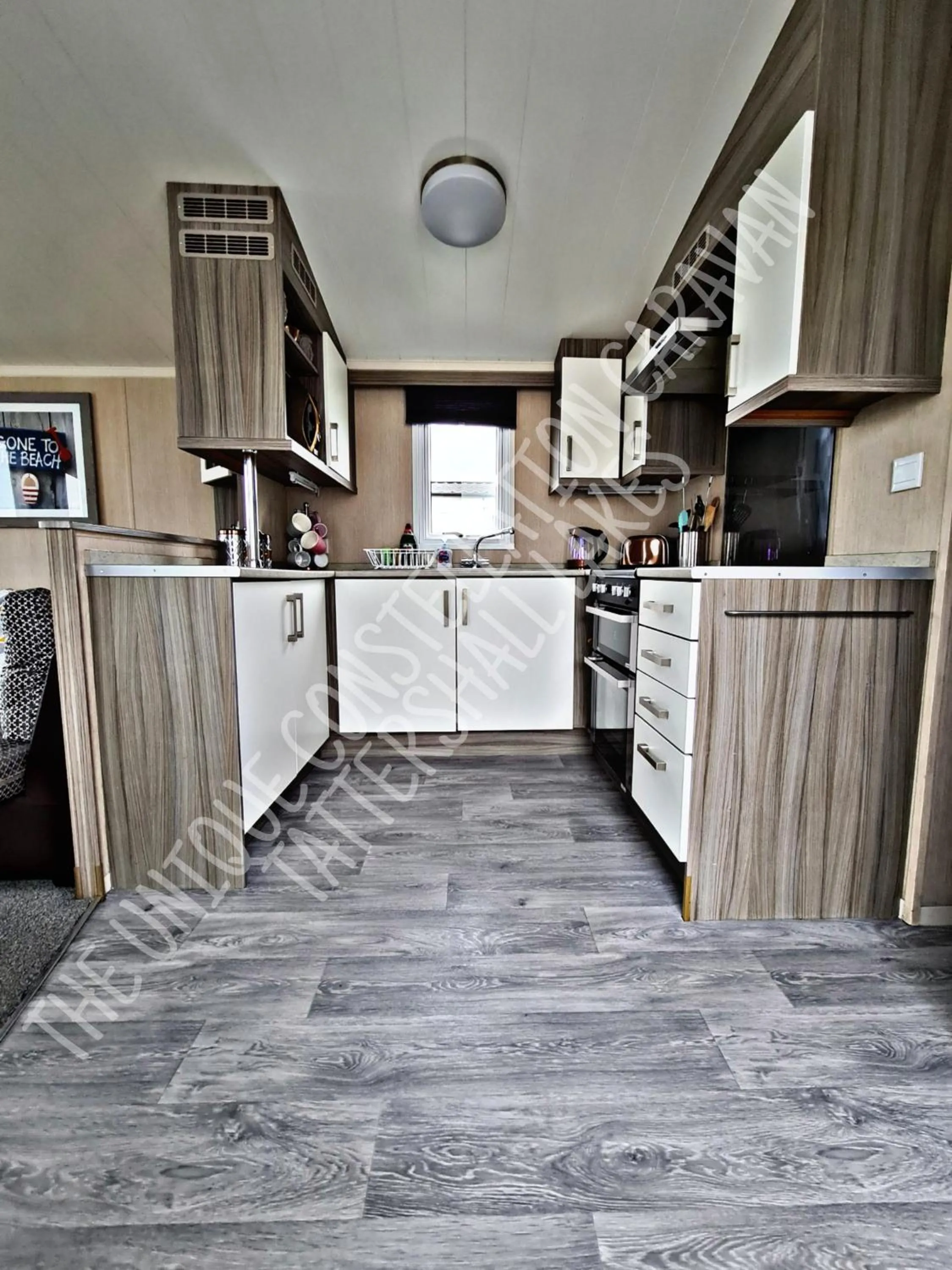 Kitchen or kitchenette in Tattershall Luxury Hot Tub Caravan