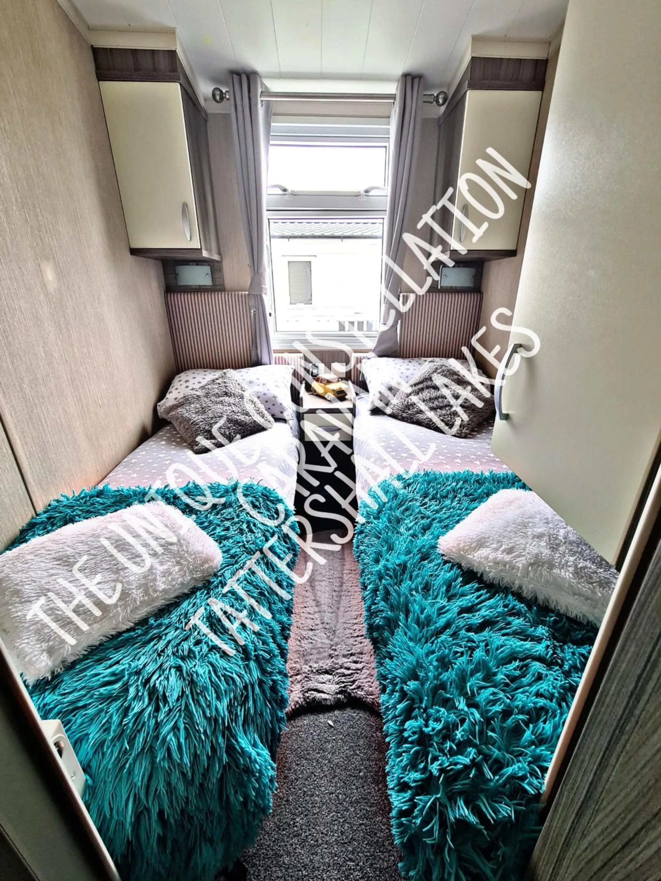 Bathroom, Bed in Tattershall Luxury Hot Tub Caravan