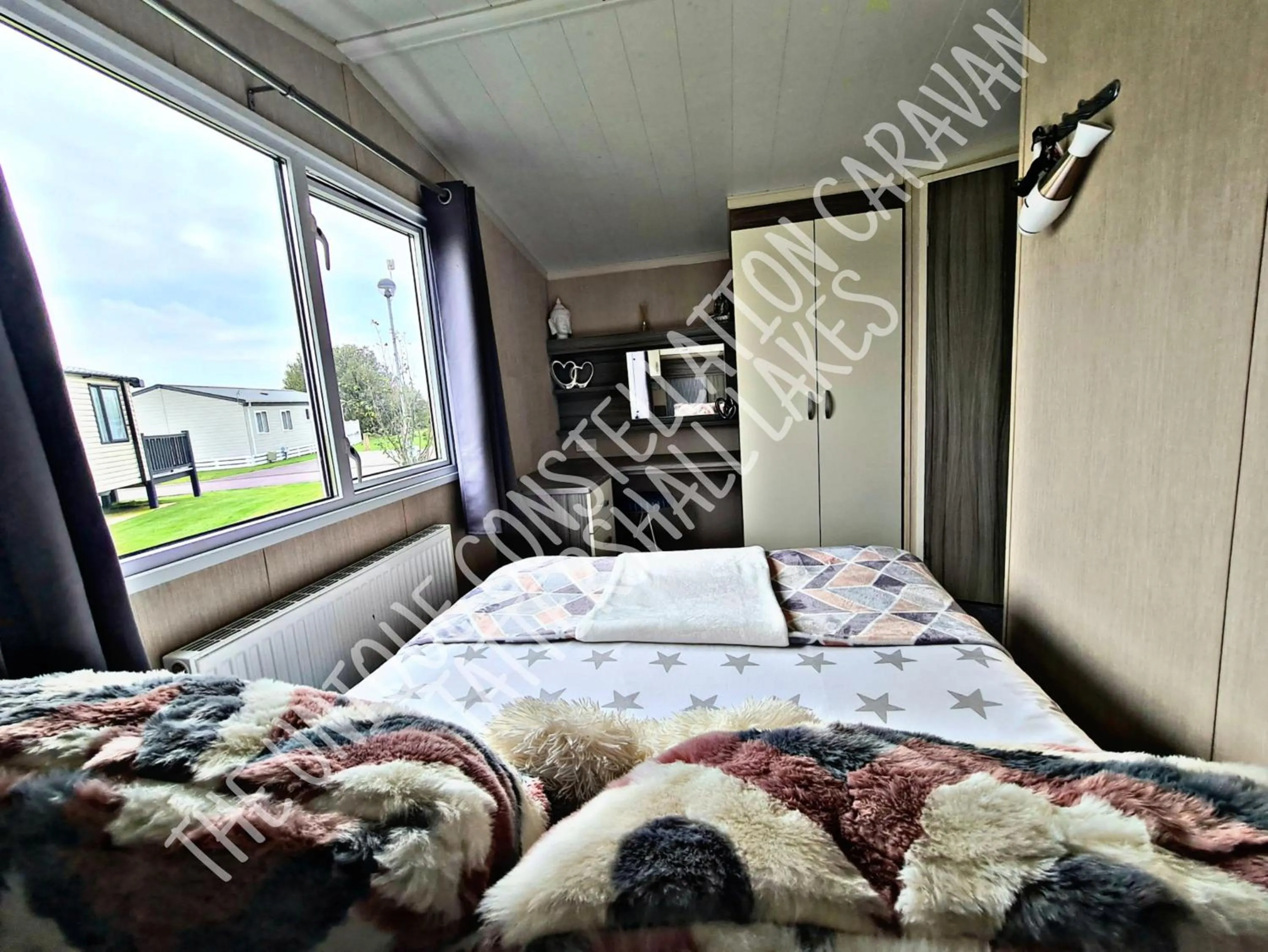 Bedroom, Bed in Tattershall Luxury Hot Tub Caravan