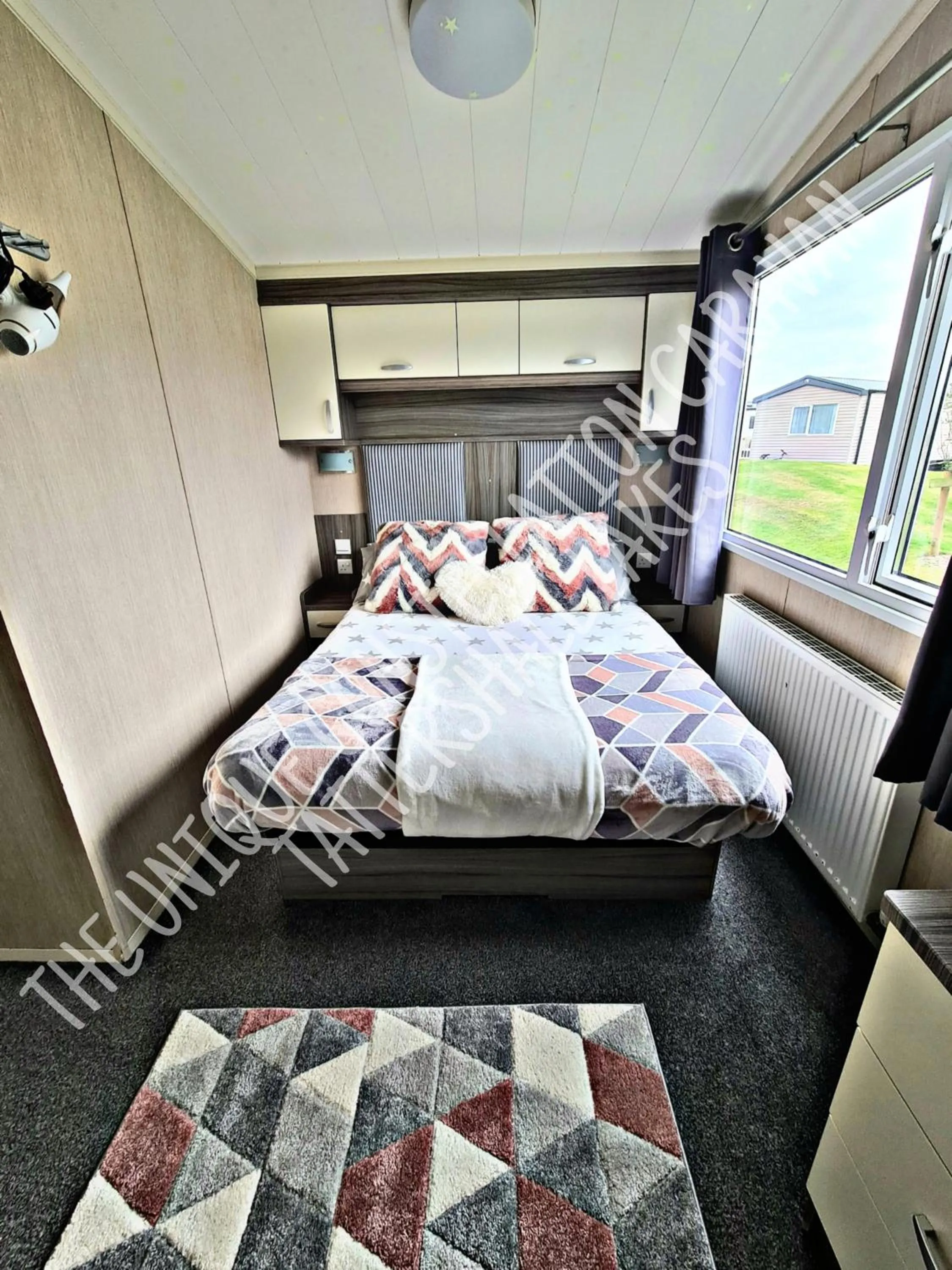 Bedroom, Bed in Tattershall Luxury Hot Tub Caravan