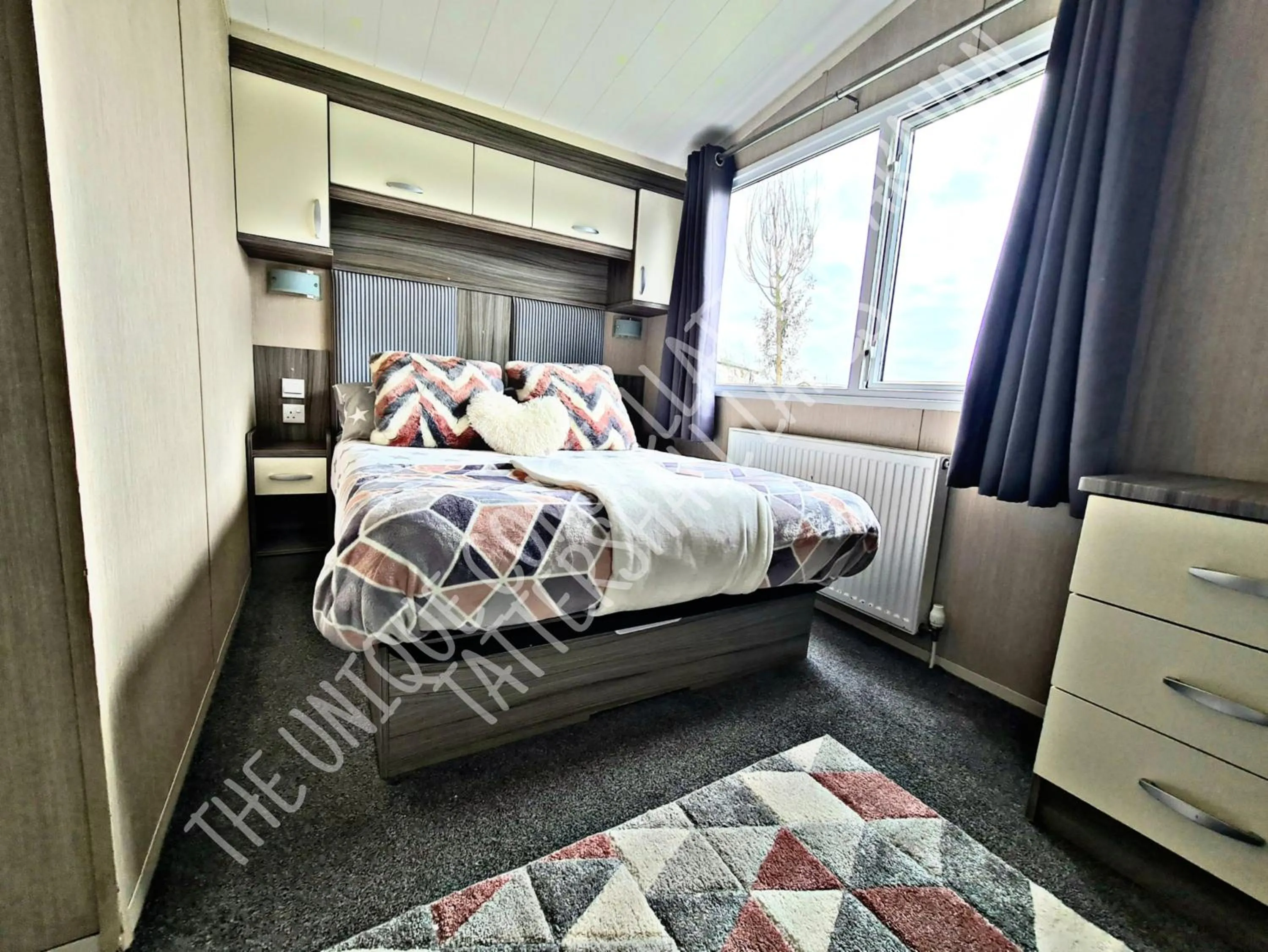 Bedroom, Bed in Tattershall Luxury Hot Tub Caravan