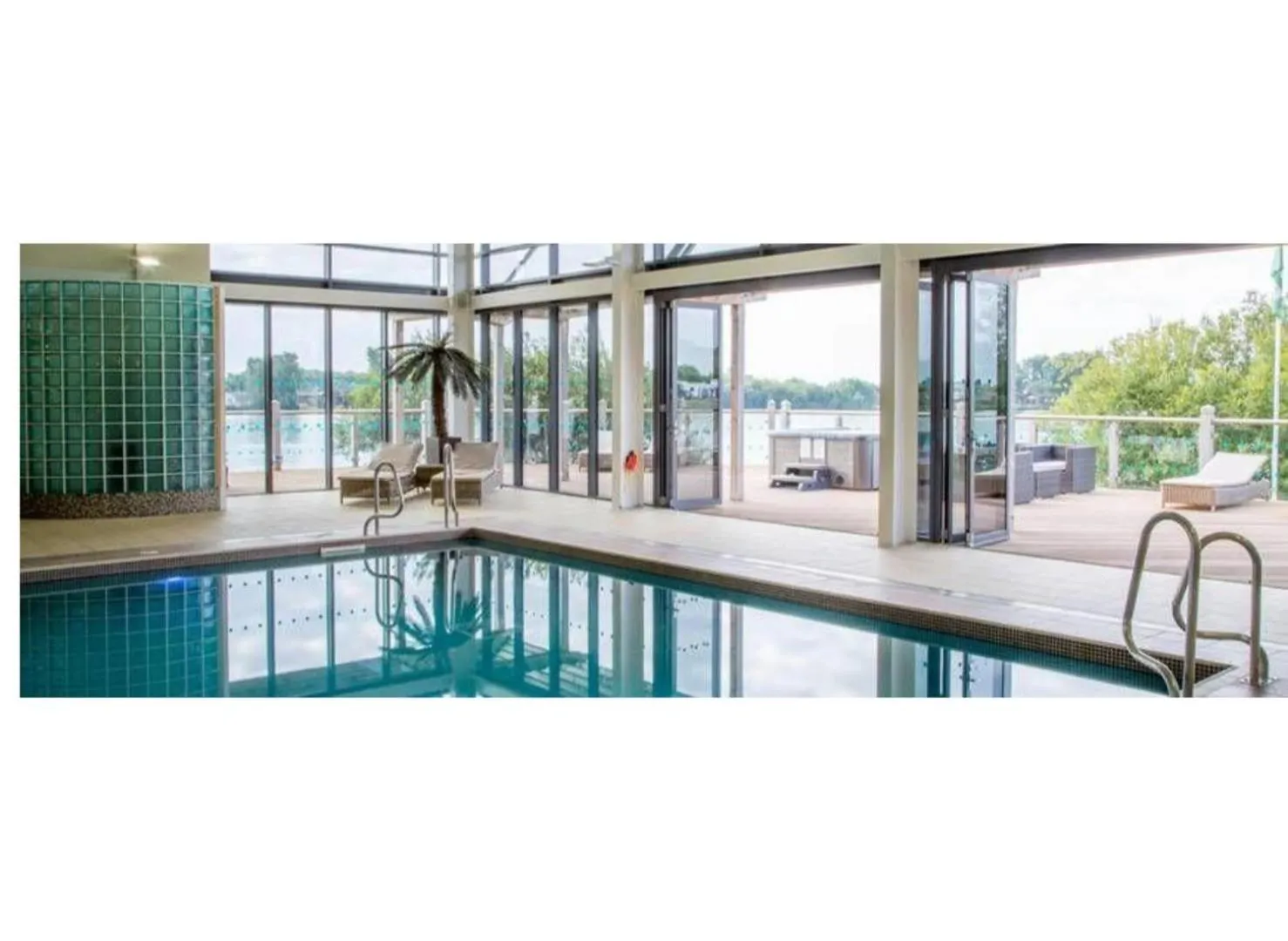Swimming pool in Tattershall Luxury Hot Tub Caravan