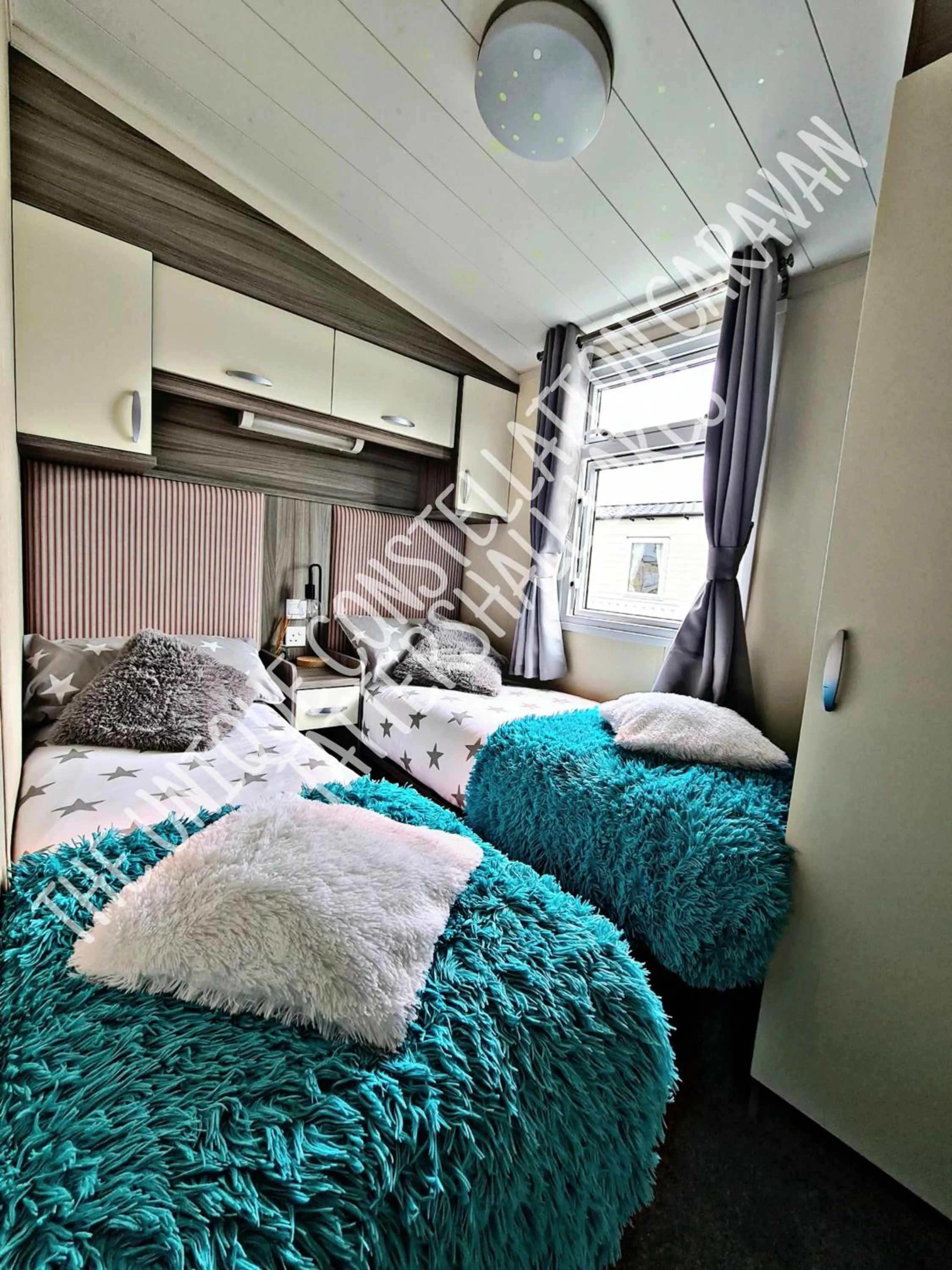 Bedroom, Bed in Tattershall Luxury Hot Tub Caravan
