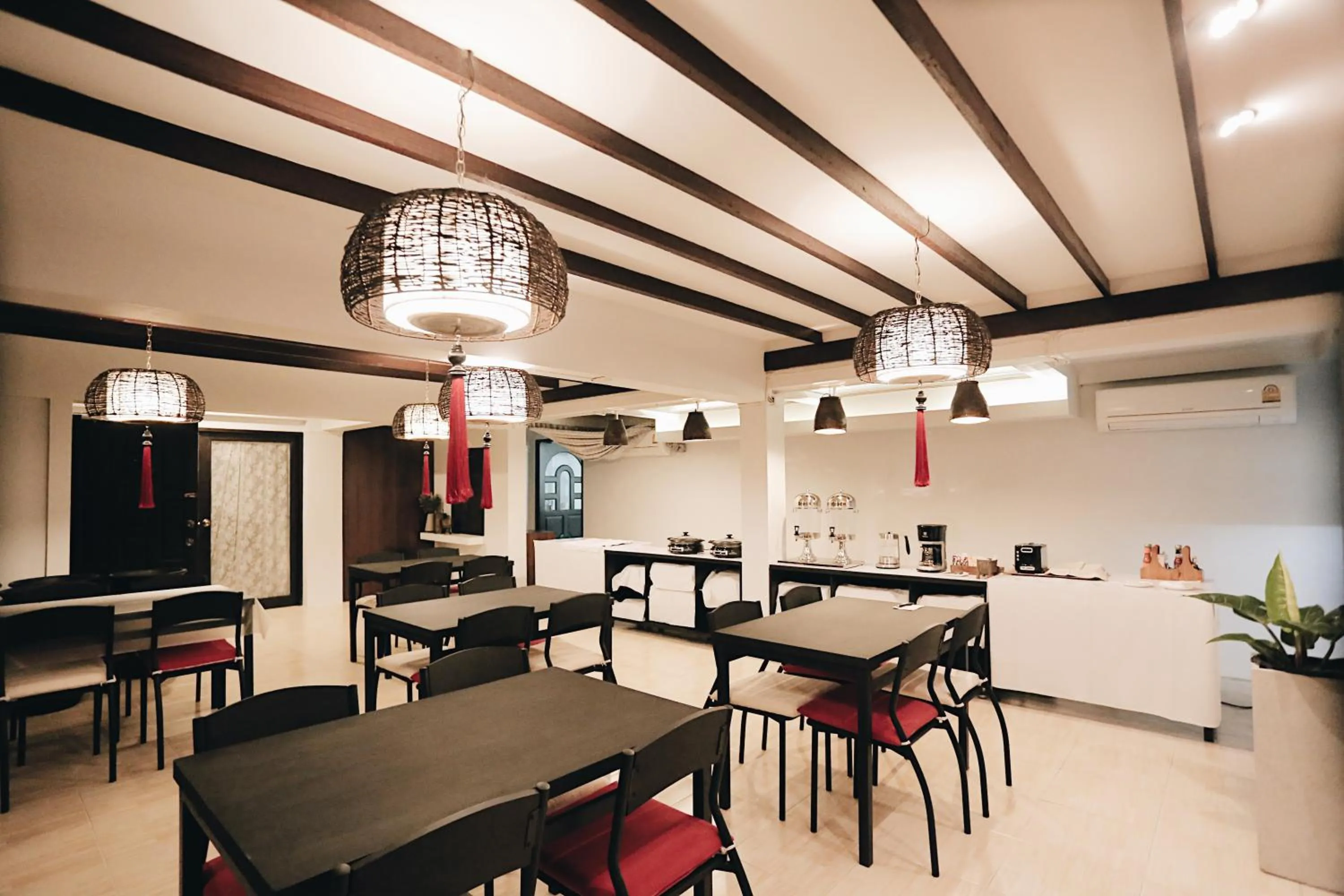 Restaurant/places to eat in Fullrich Lanna Suite