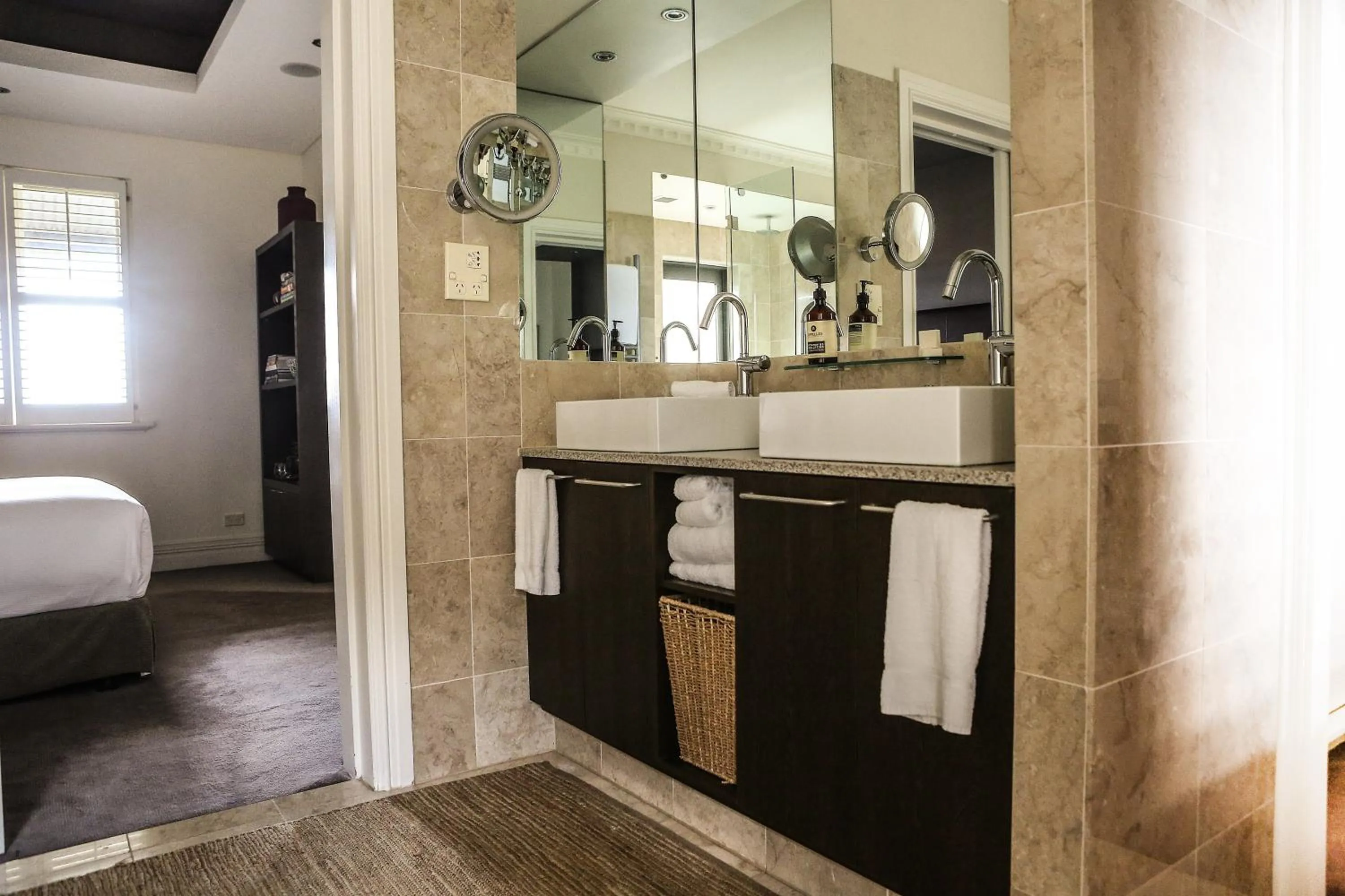 Bathroom, Bed in The Louise