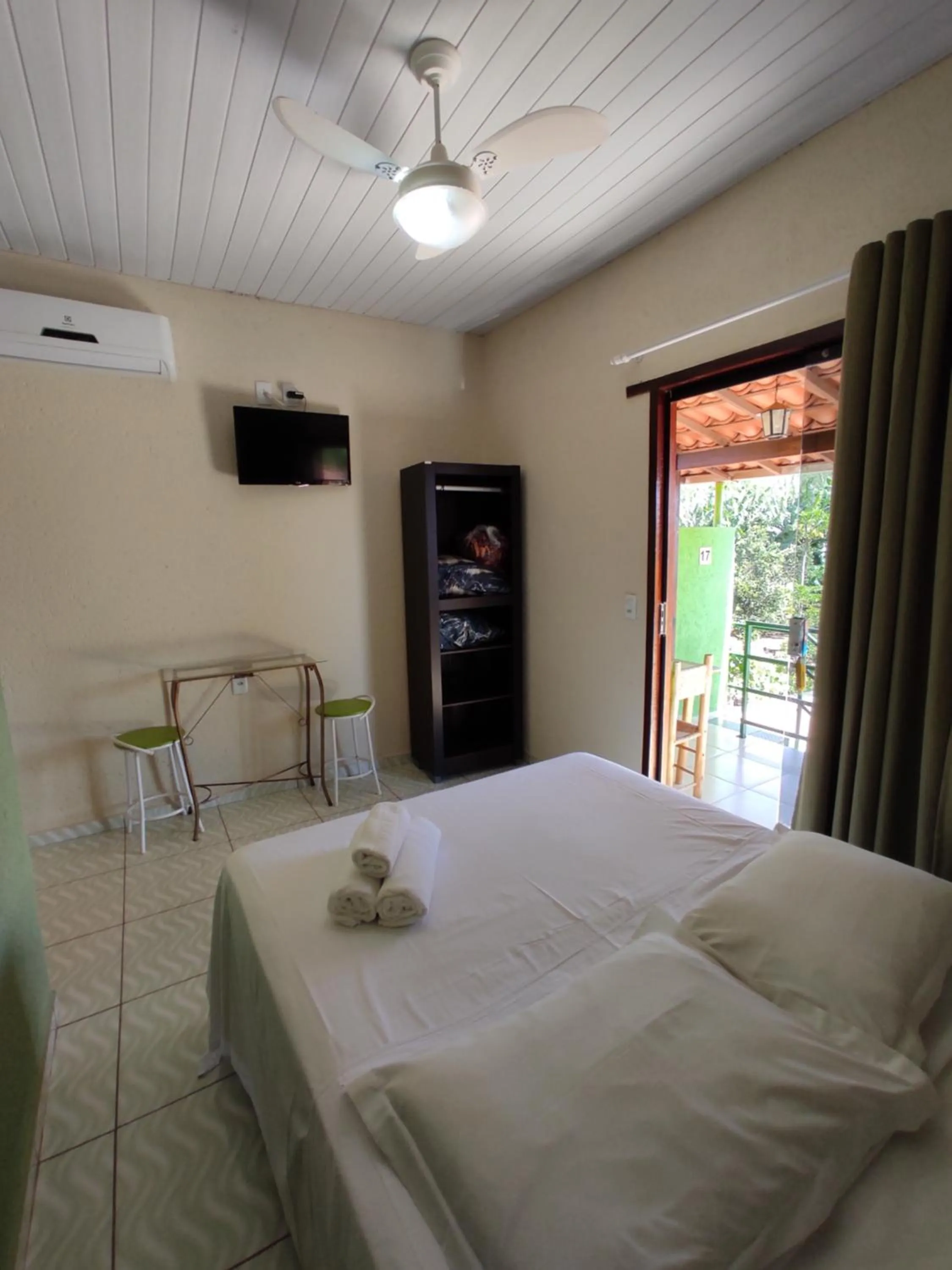 Photo of the whole room, Bed in Pousada Banana Cipó