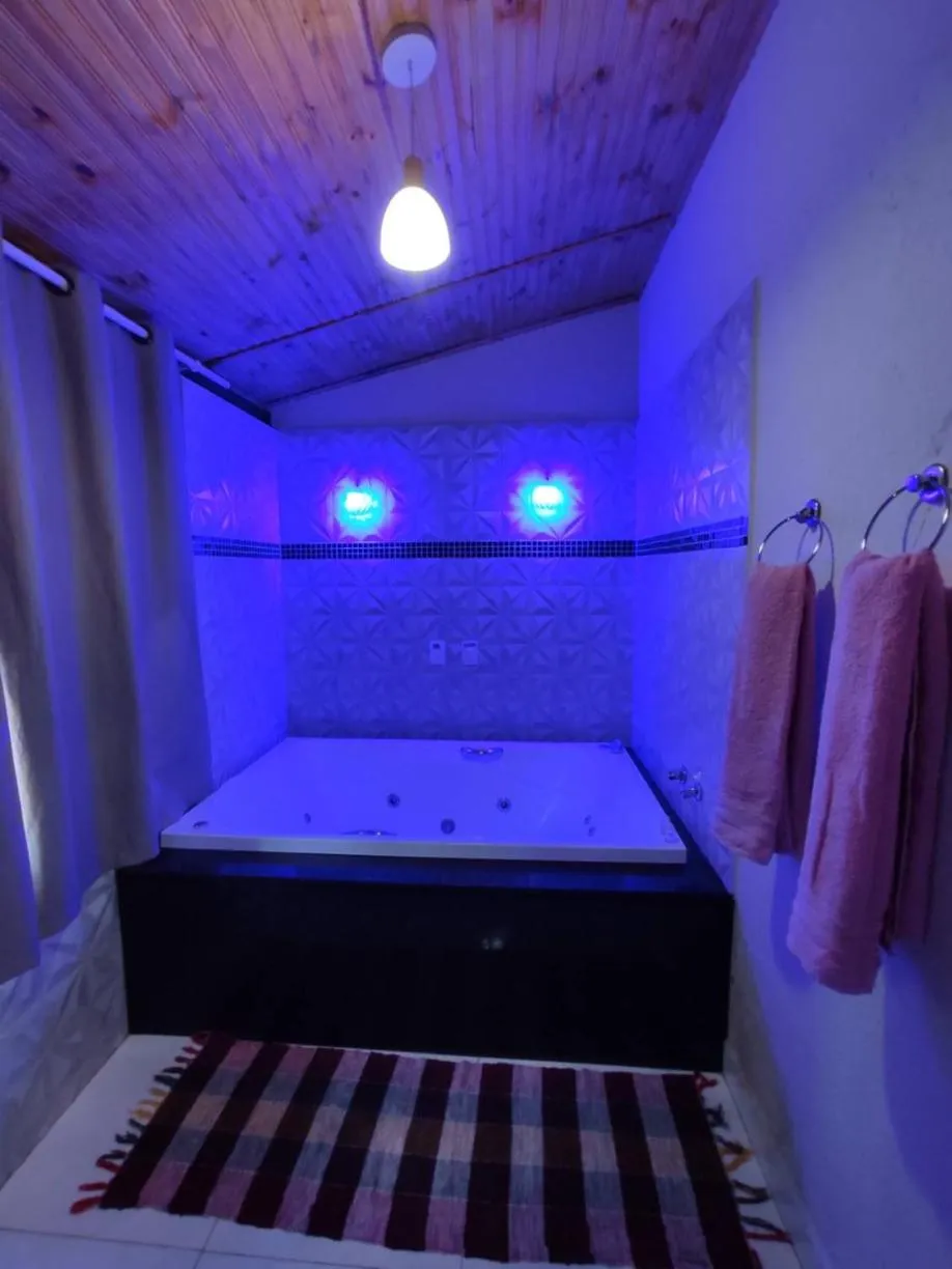 Hot Tub, Bed in Pousada Banana Cipó