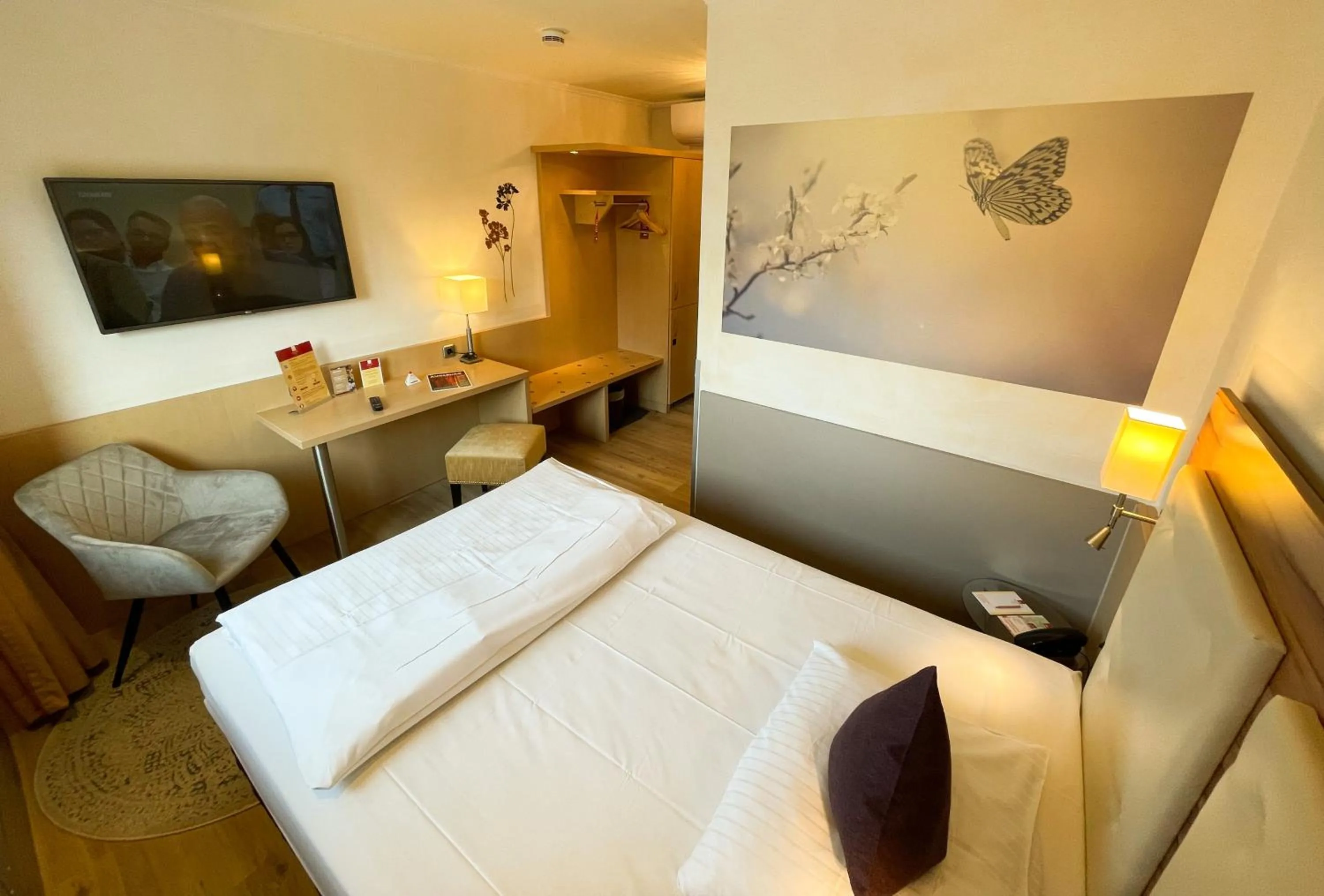 Photo of the whole room, Bed in City Hotel Ost am Kö