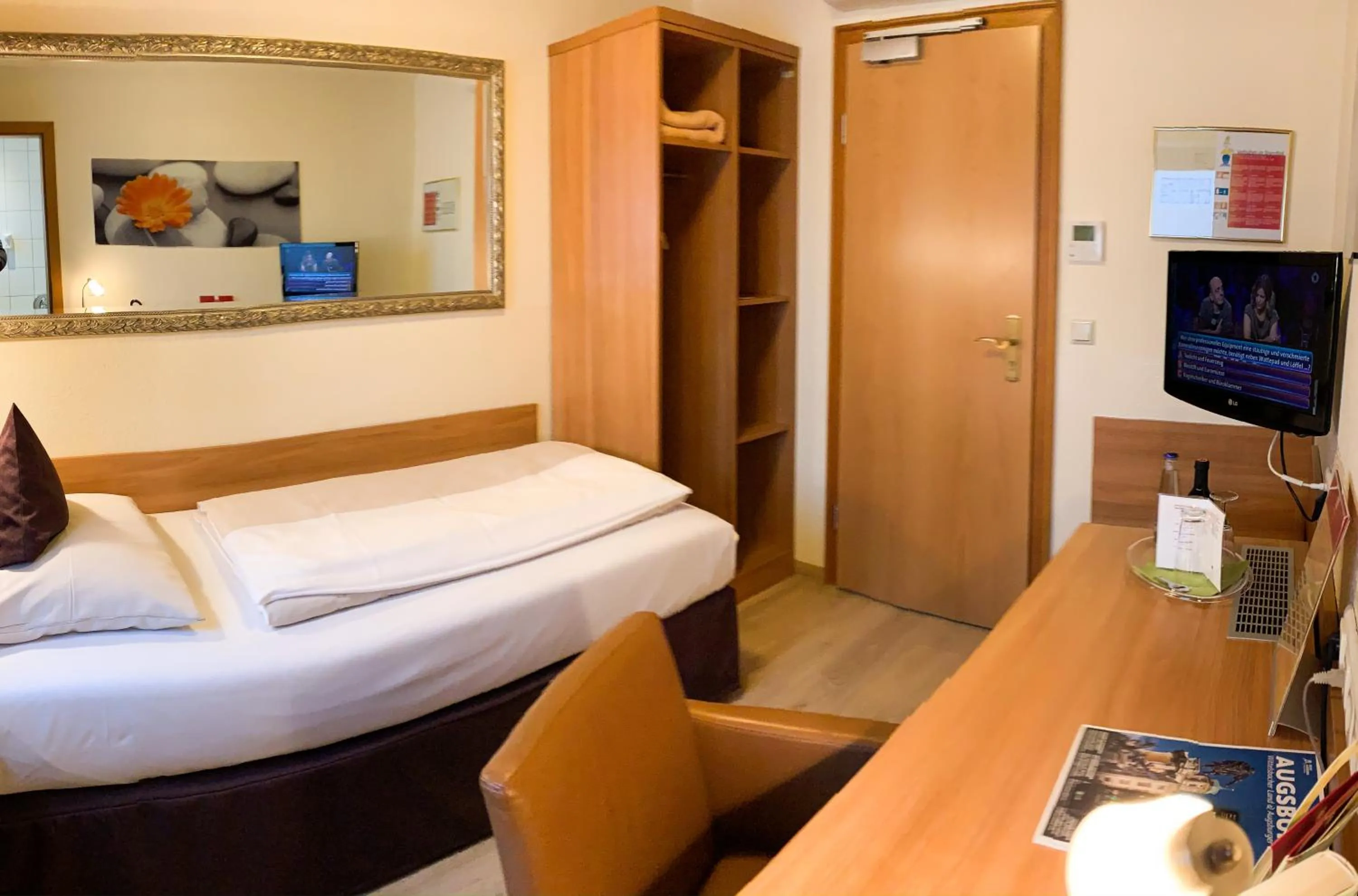 Photo of the whole room, Bed in City Hotel Ost am Kö