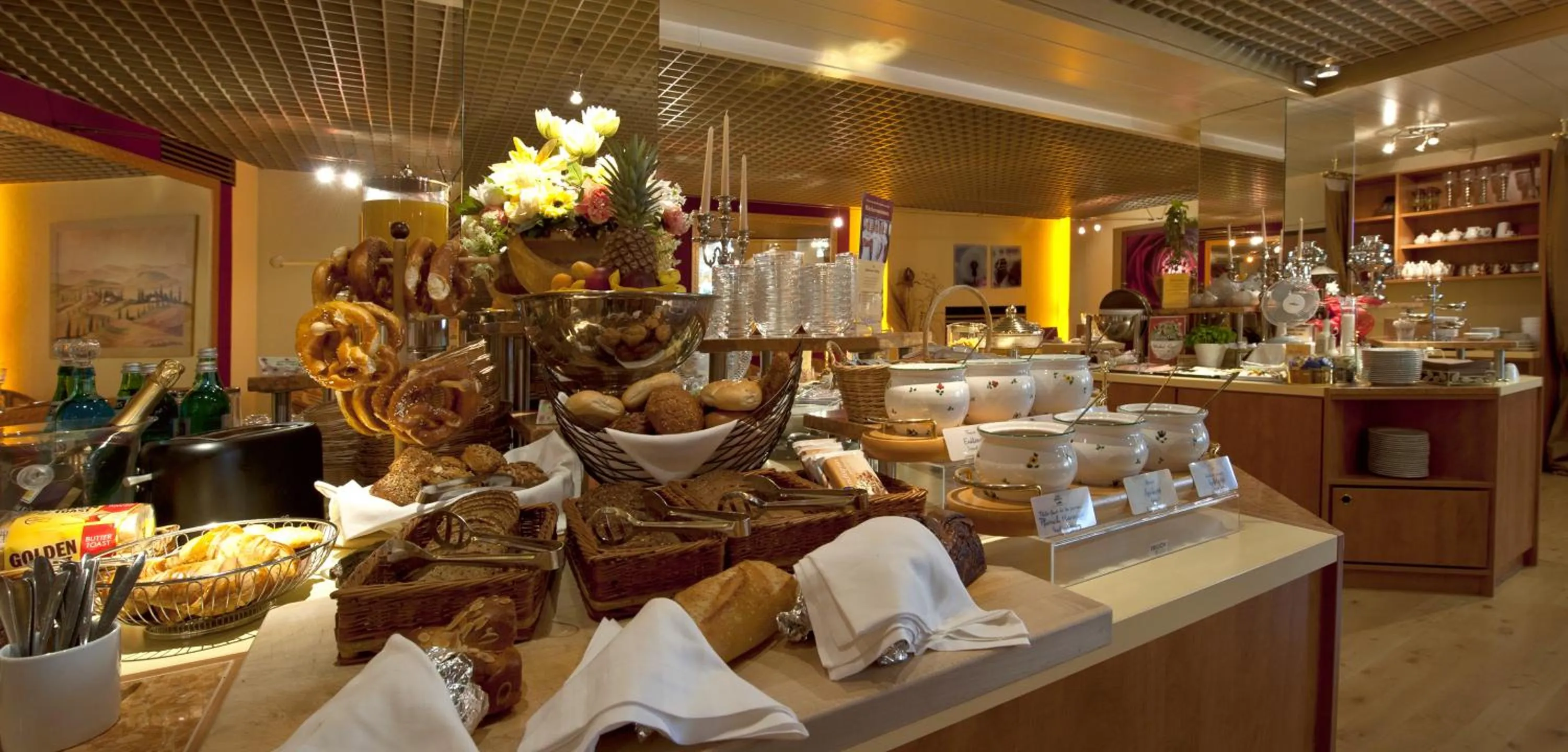 Restaurant/places to eat in City Hotel Ost am Kö