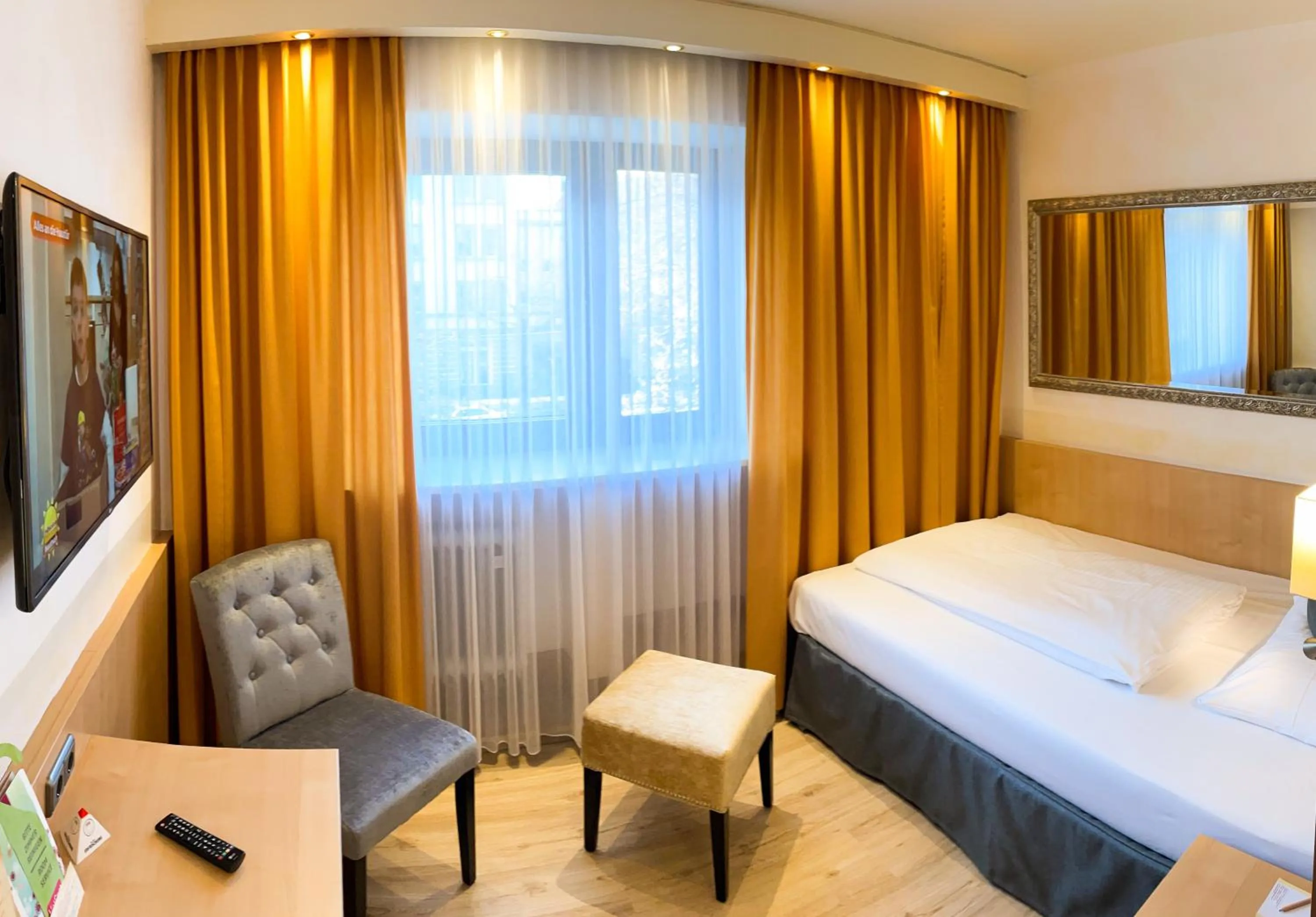 Photo of the whole room, Bed in City Hotel Ost am Kö