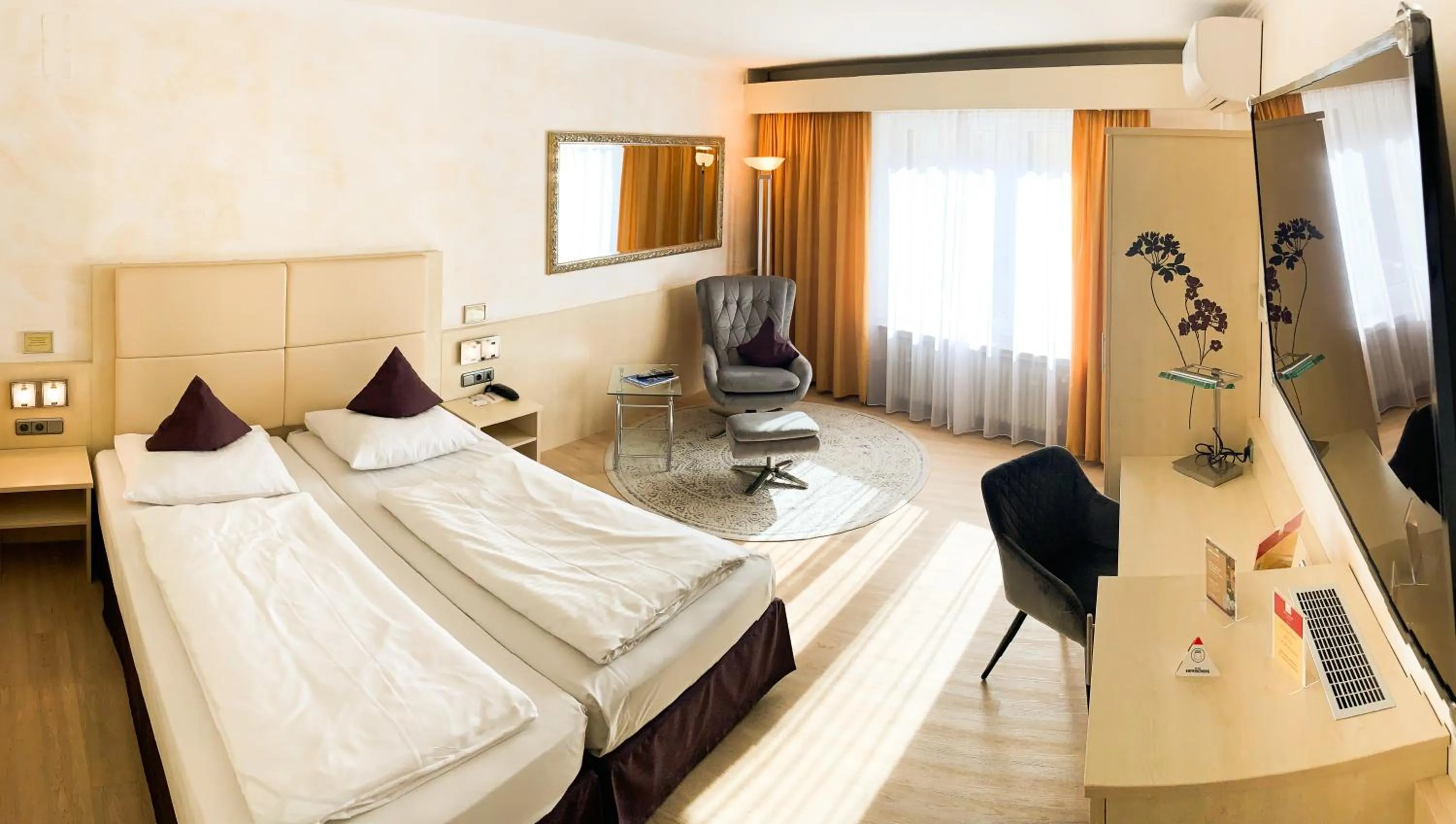 Photo of the whole room, Bed in City Hotel Ost am Kö