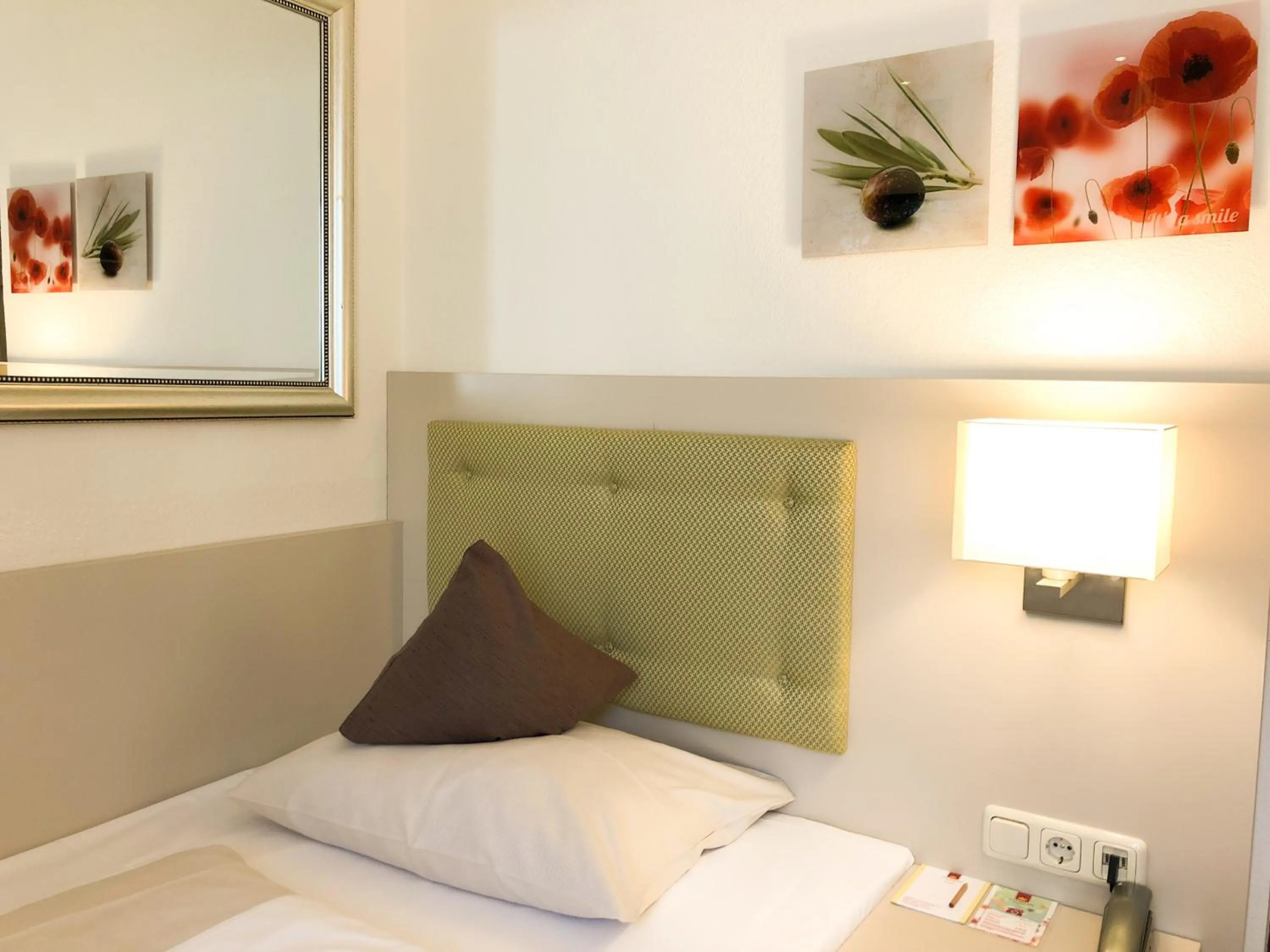 Photo of the whole room, Bed in City Hotel Ost am Kö