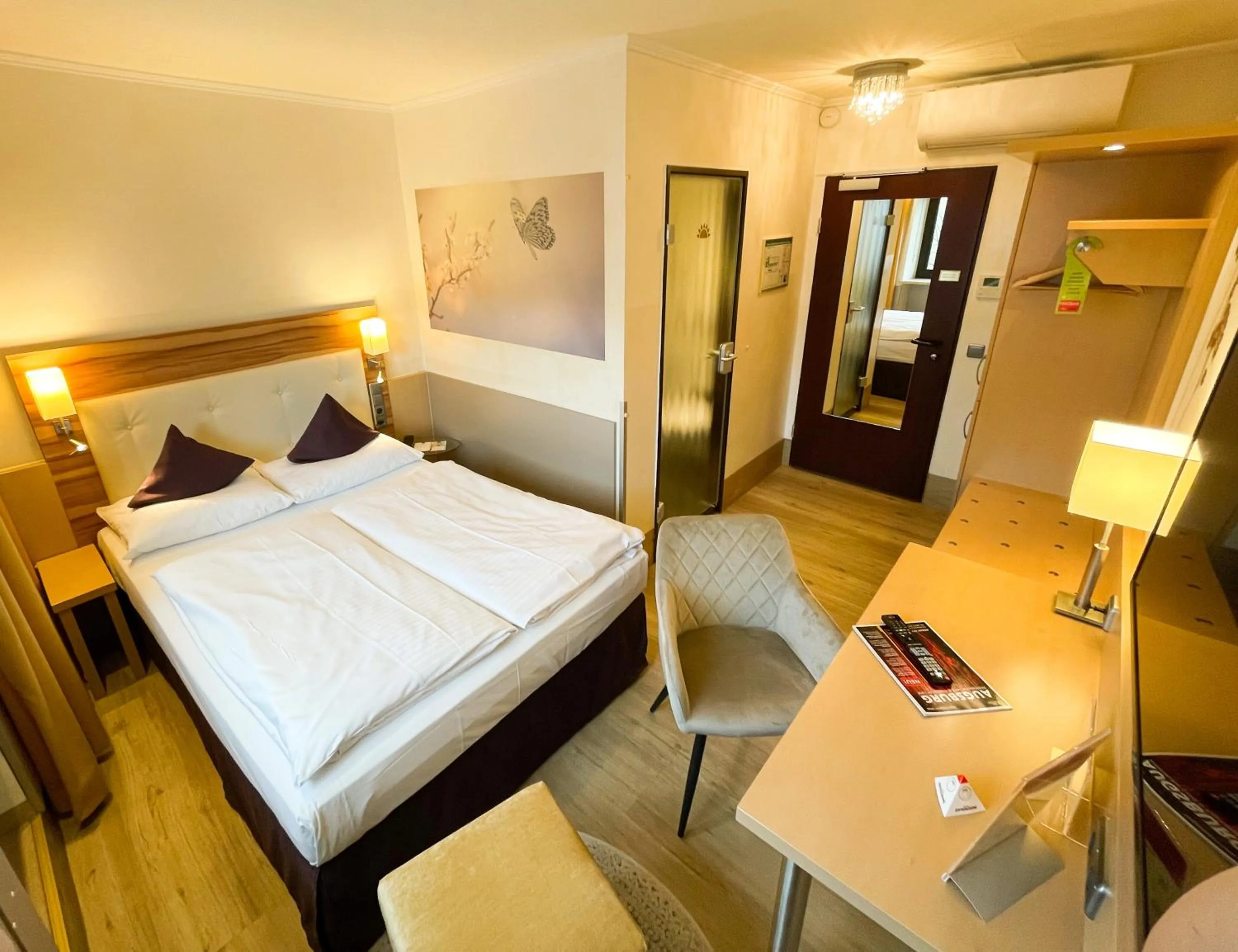 room service, Bed in City Hotel Ost am Kö