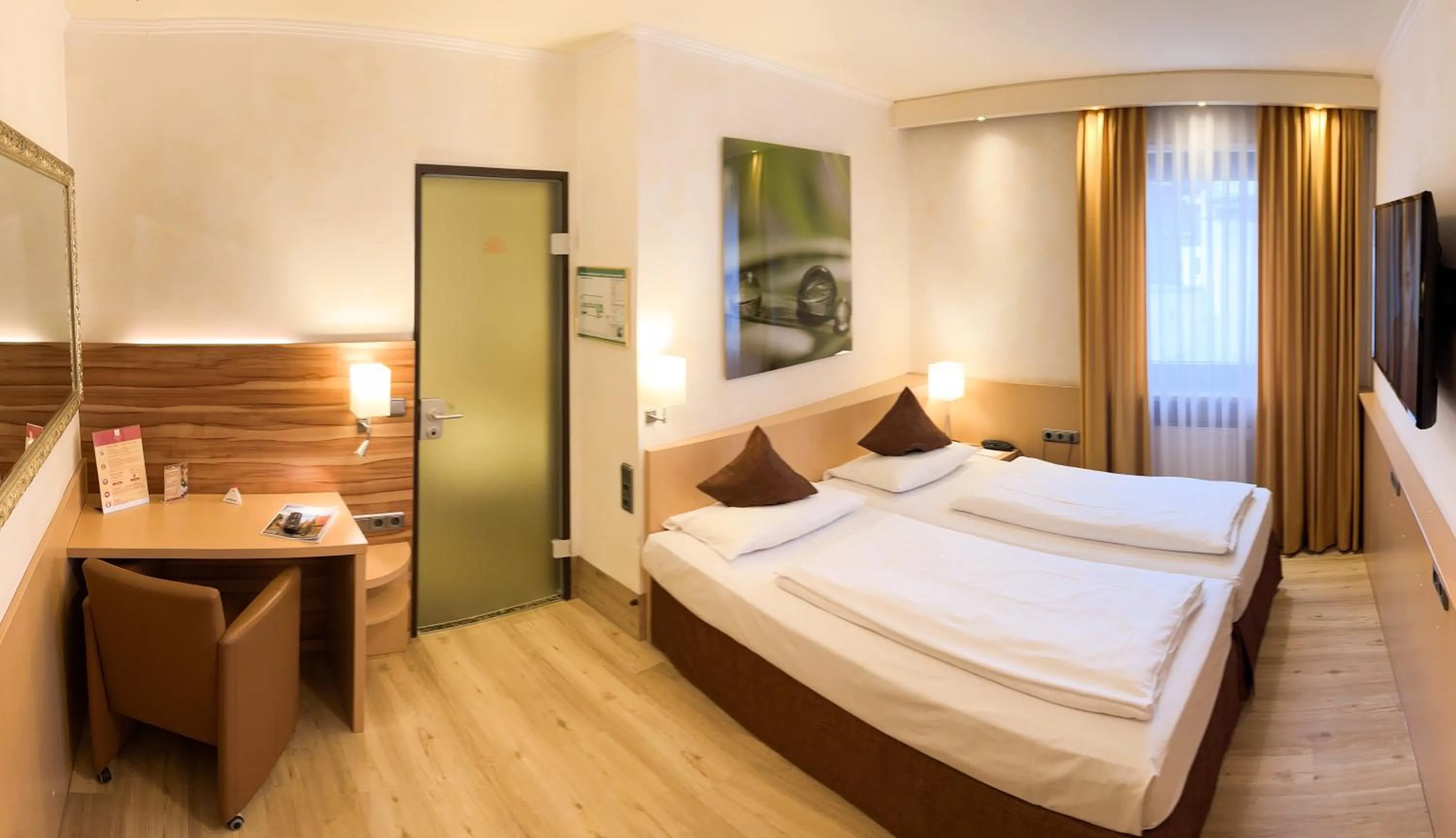 Photo of the whole room, Bed in City Hotel Ost am Kö