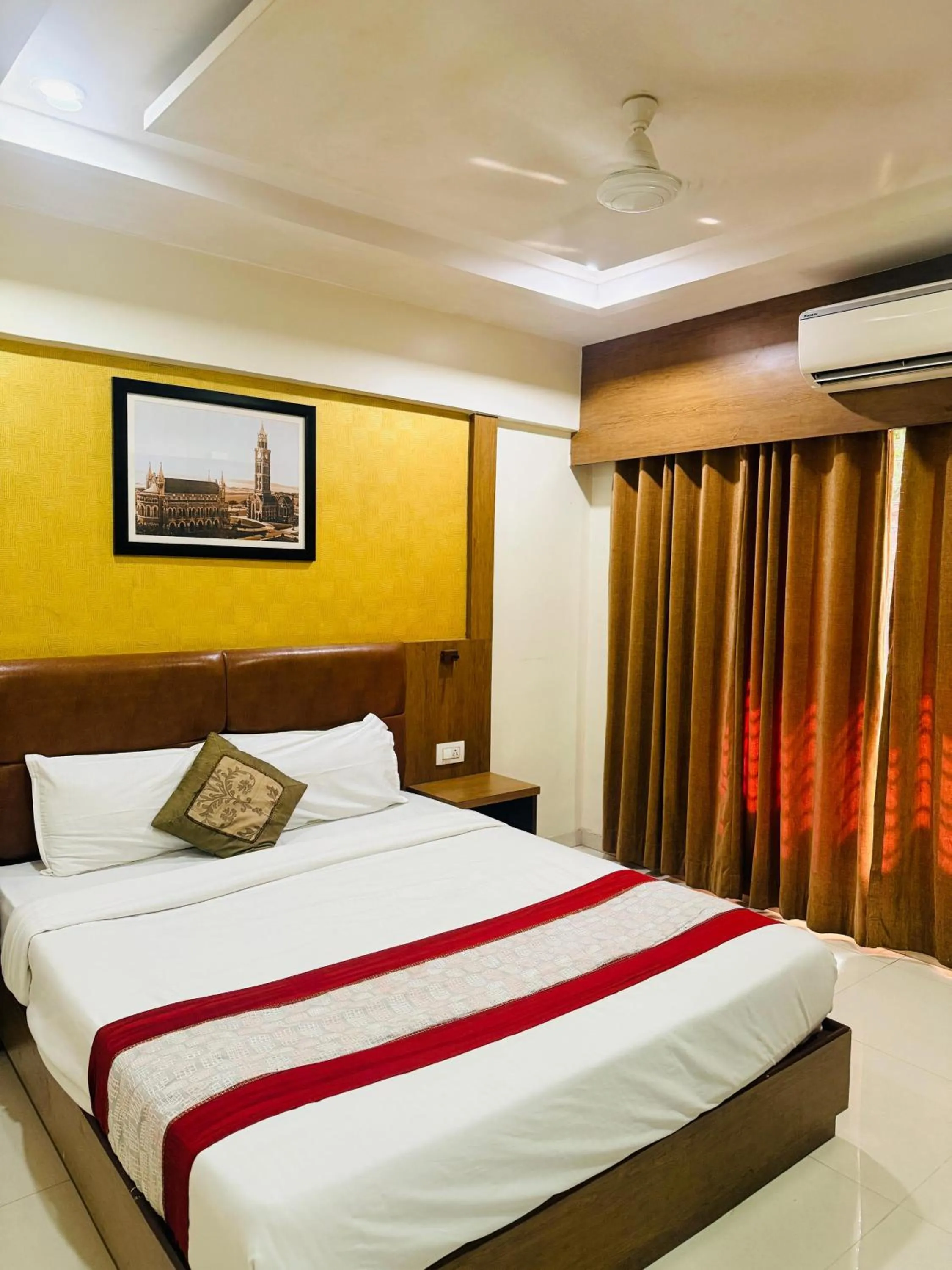 Bedroom, Bed in Hotel Crystal Luxury Inn- Bandra