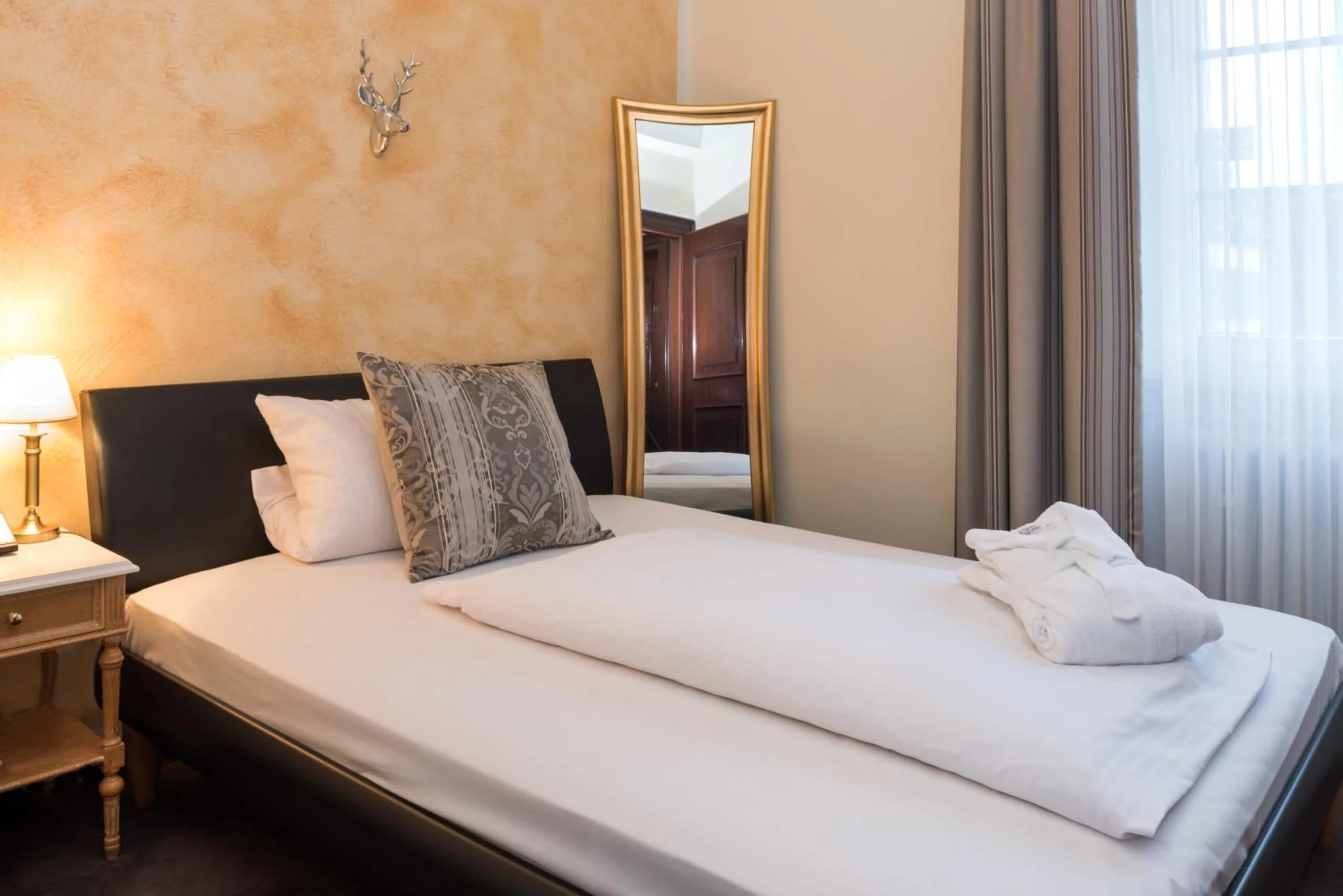 Bed in Jagdschloss Hotel Niederwald