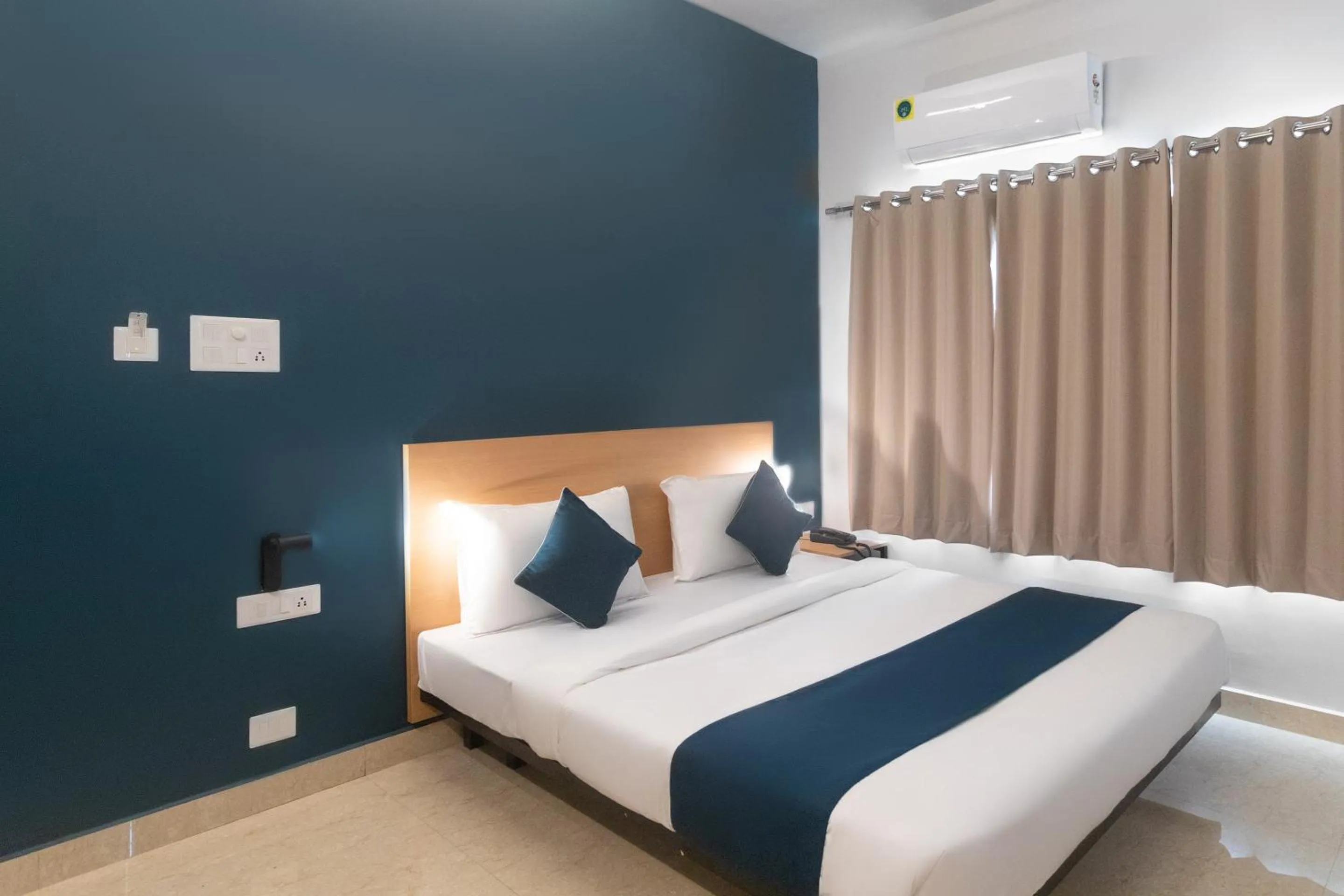 Bedroom, Bed in Super Namaskar Silver Key