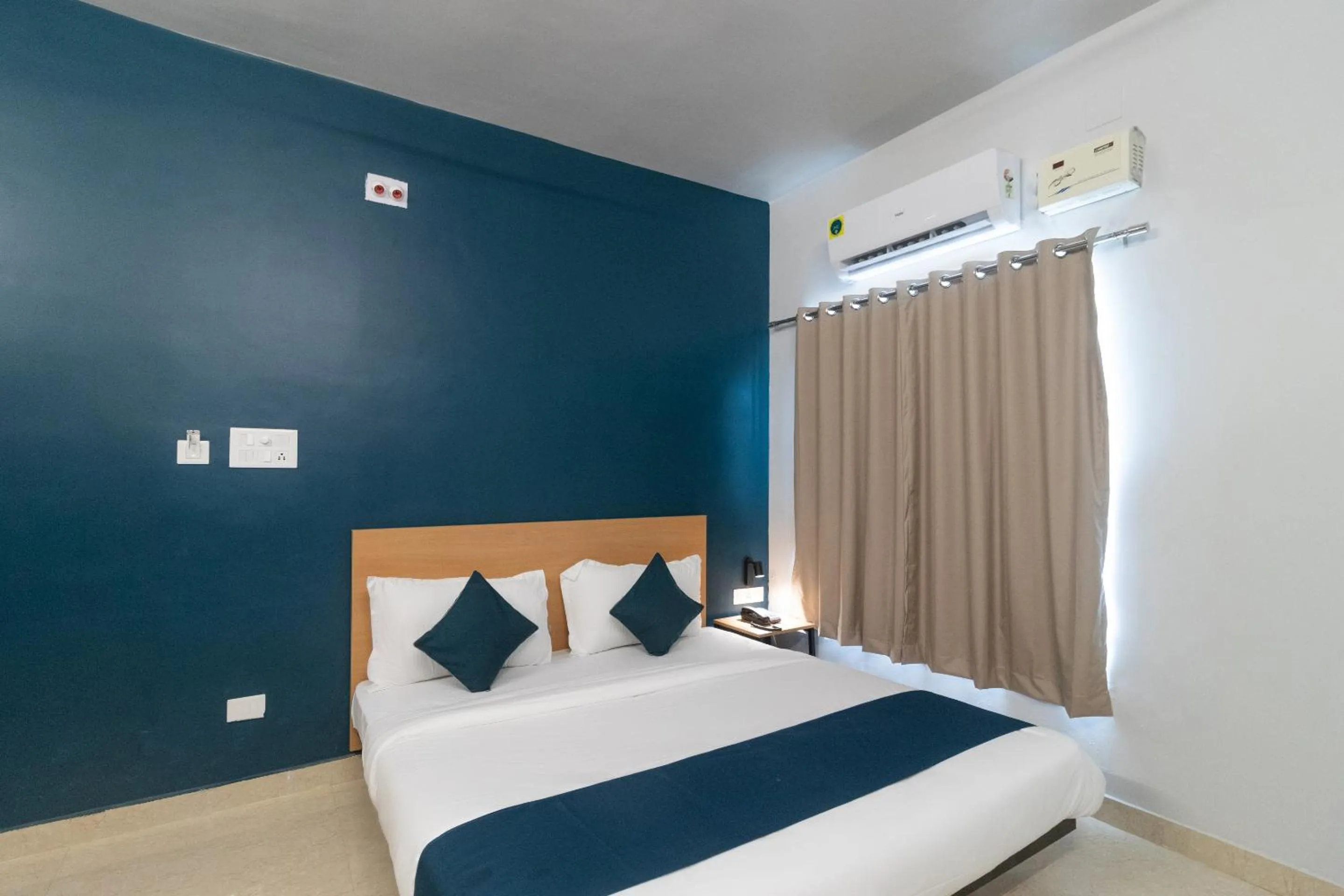 Bedroom, Bed in Super Namaskar Silver Key