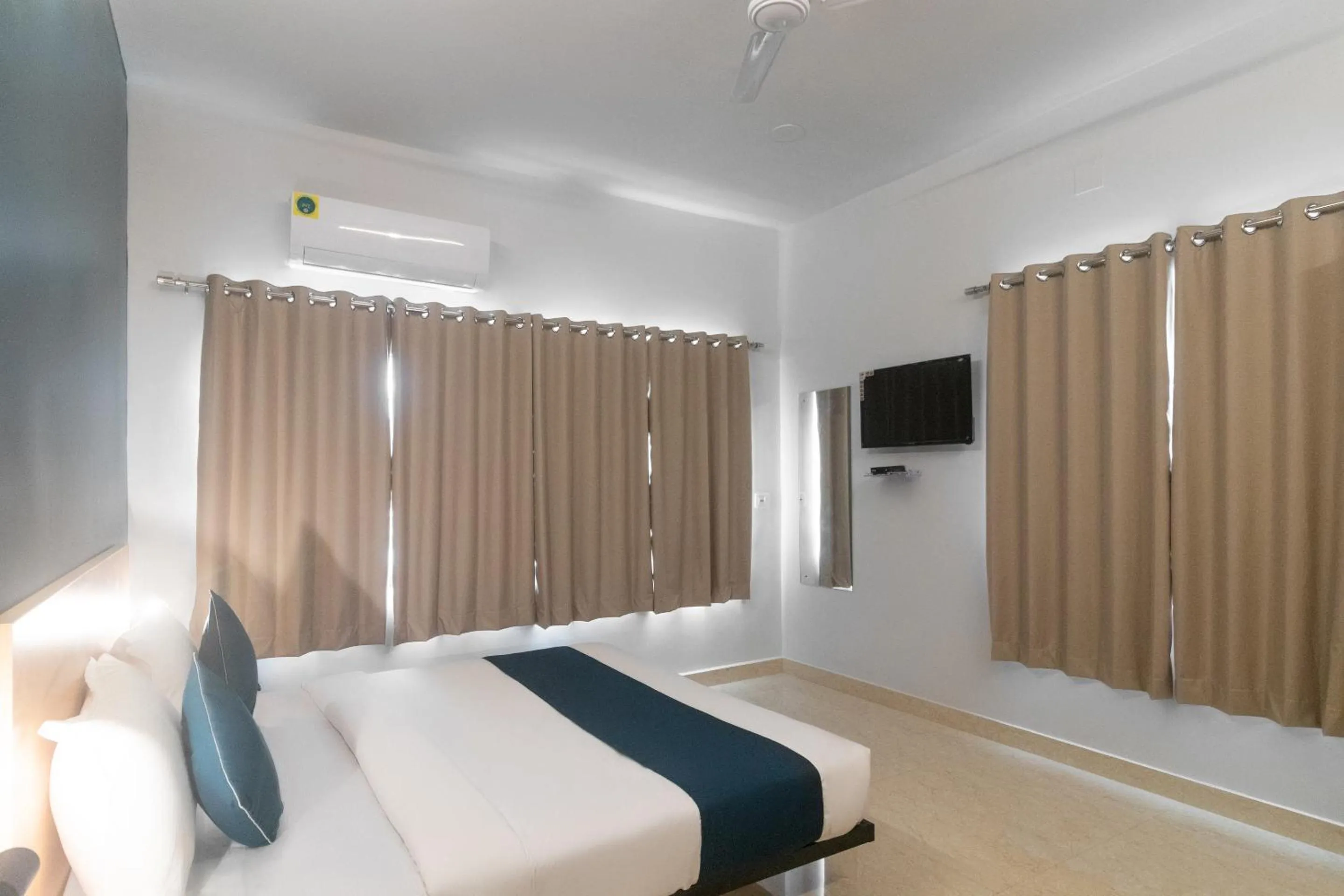 Bedroom, Bed in Super Namaskar Silver Key