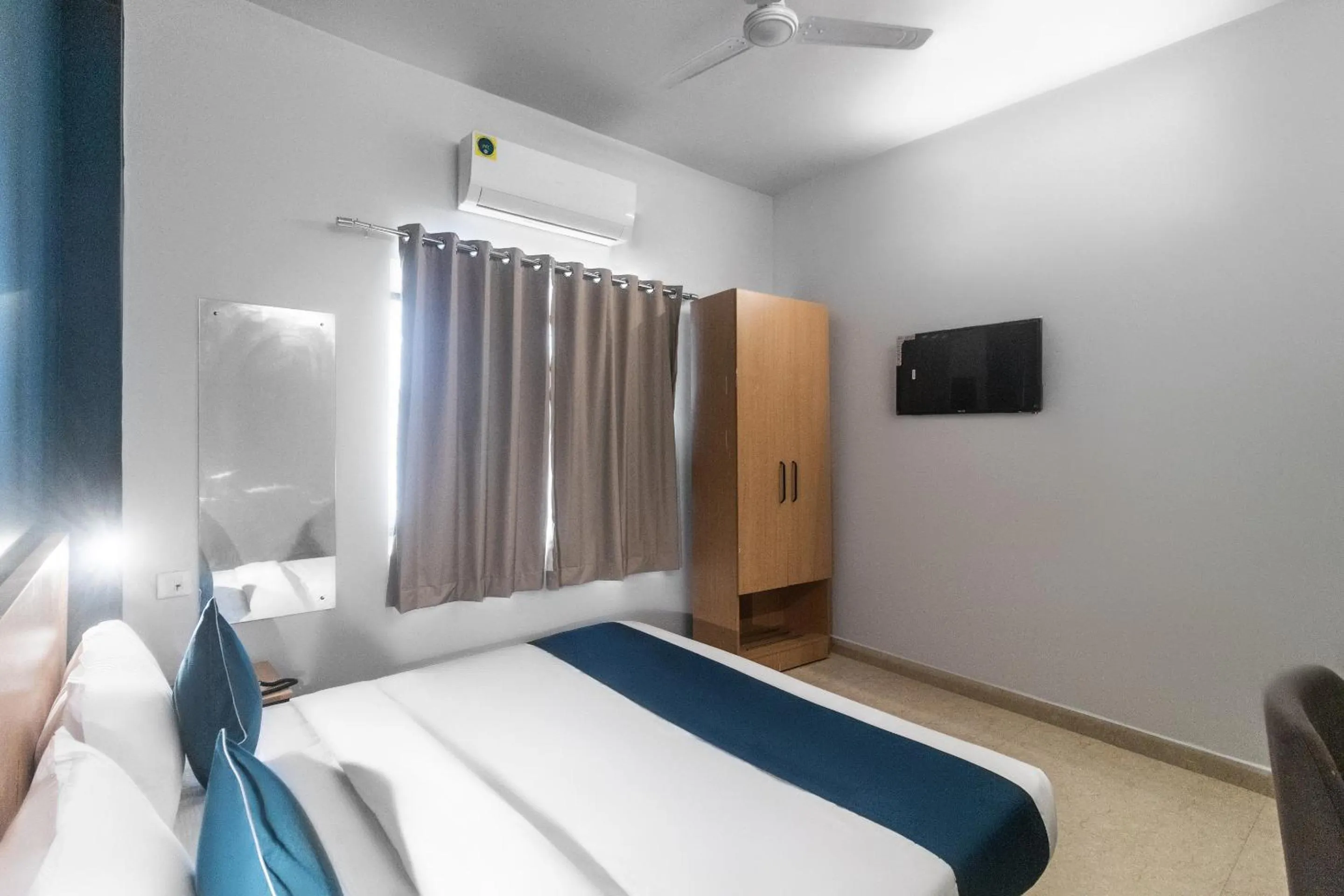 Bedroom, Bed in Super Namaskar Silver Key