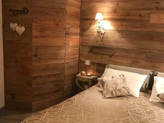 Photo of the whole room, Bed in LE LANTERNE