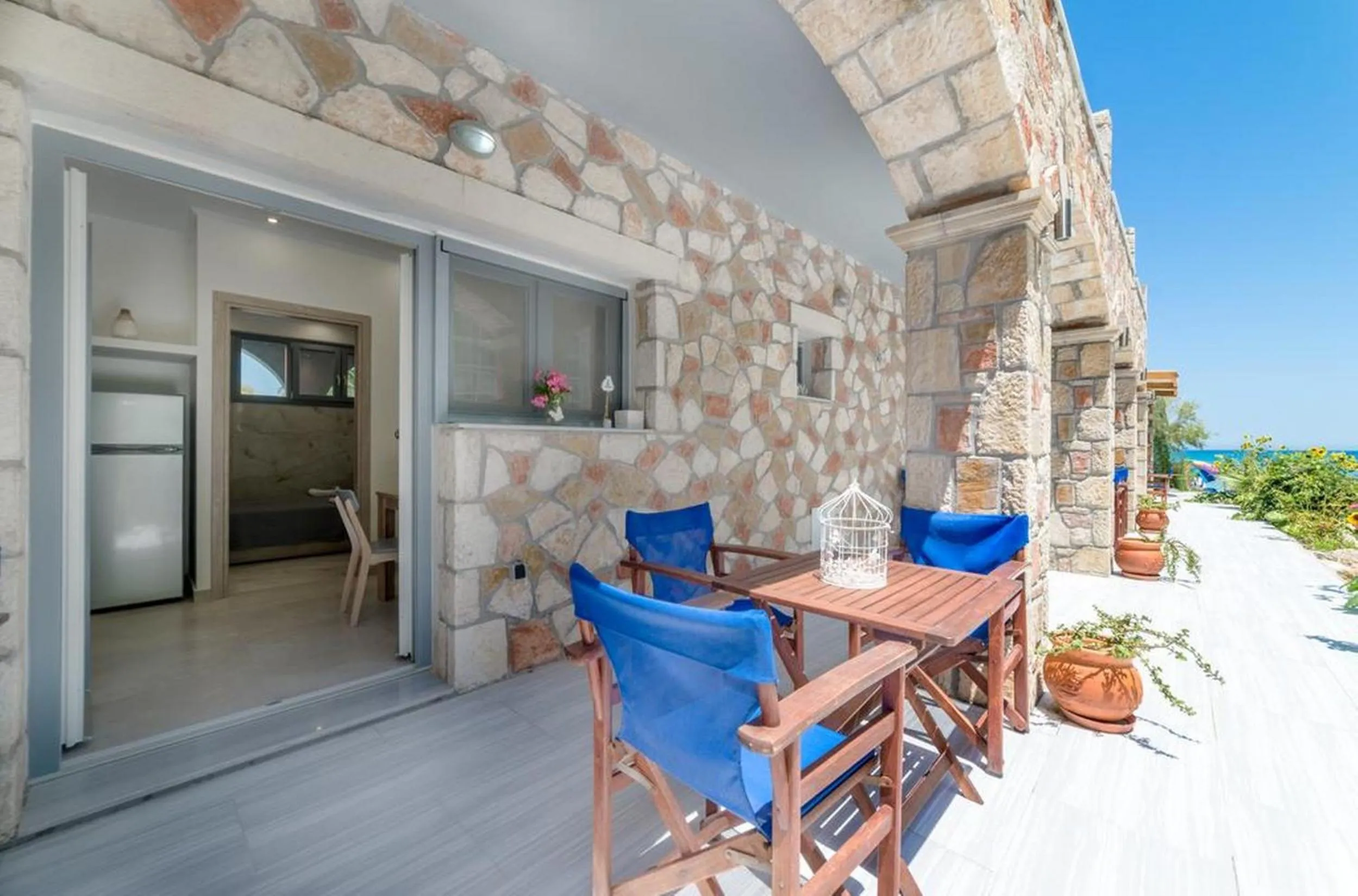 Golden Dolphin Studios & Apartments